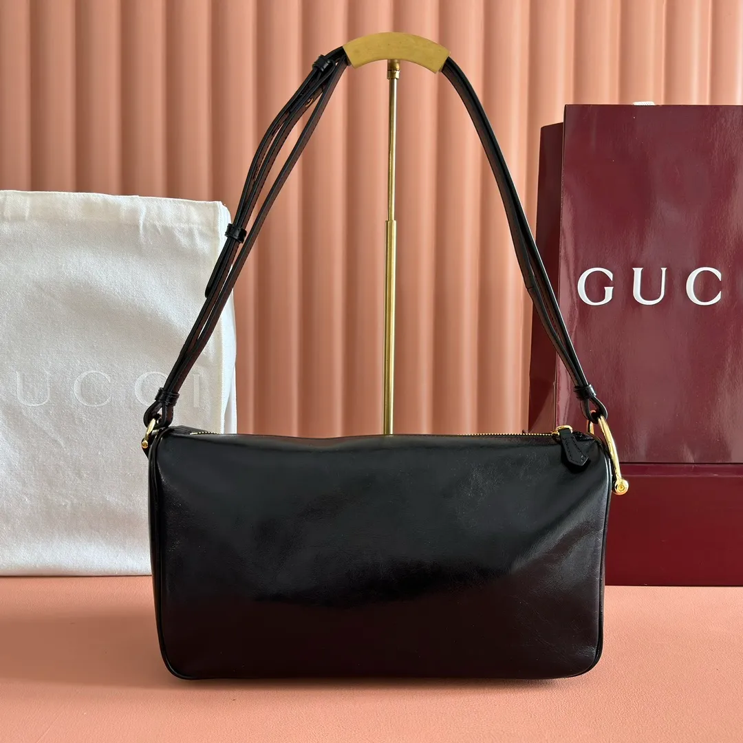 p1260. 💋💋💋【With full set of original counter packaging】The Gucci Half Horsebit series is re-presented, reinterpreting one of the brand's most iconic elements in a modern style. The collection cleverly combines relaxed silhouettes with the iconic half-horsebit hardware, which gives rise to its name. Yellow GG printed embossed suede Gold-tone hardware Brown cotton and linen blend lining Half horsebit closure Interior: One open pocket Adjustable leather shoulder strap (height: 32cm - 34cm; length: 66cm - 73cm) Zip closure Ident number: 860787. Dimensions: 31.5cm (W) x 17cm (H) x 12cm (D) Weight: Approx. 0.7kg Colour: Pleated Black