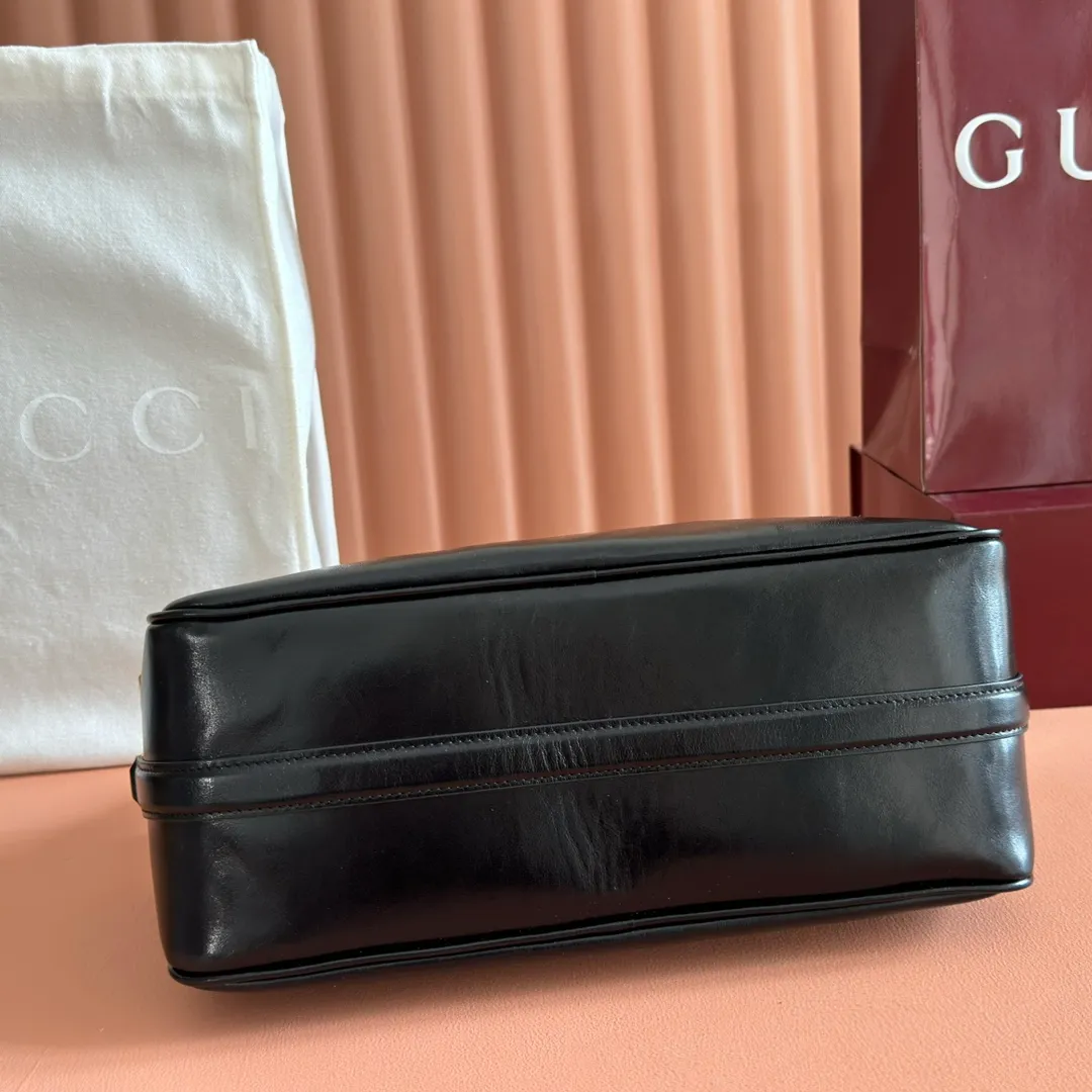 p1260. 💋💋💋【With full set of original counter packaging】The Gucci Half Horsebit series is re-presented, reinterpreting one of the brand's most iconic elements in a modern style. The collection cleverly combines relaxed silhouettes with the iconic half-horsebit hardware, which gives rise to its name. Yellow GG printed embossed suede Gold-tone hardware Brown cotton and linen blend lining Half horsebit closure Interior: One open pocket Adjustable leather shoulder strap (height: 32cm - 34cm; length: 66cm - 73cm) Zip closure Ident number: 860787. Dimensions: 31.5cm (W) x 17cm (H) x 12cm (D) Weight: Approx. 0.7kg Colour: Pleated Black