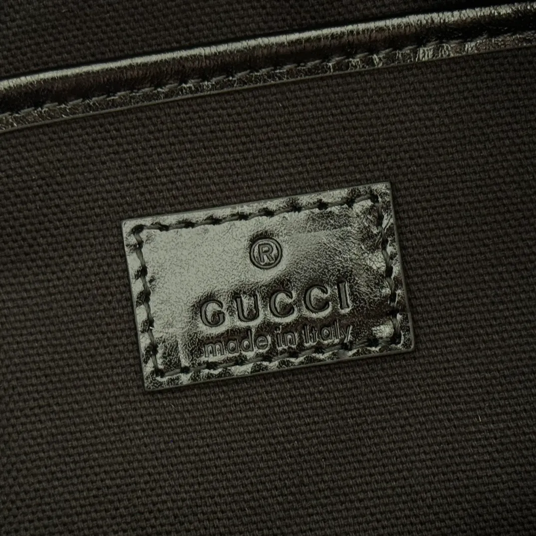 p1260. 💋💋💋【With full set of original counter packaging】The Gucci Half Horsebit series is re-presented, reinterpreting one of the brand's most iconic elements in a modern style. The collection cleverly combines relaxed silhouettes with the iconic half-horsebit hardware, which gives rise to its name. Yellow GG printed embossed suede Gold-tone hardware Brown cotton and linen blend lining Half horsebit closure Interior: One open pocket Adjustable leather shoulder strap (height: 32cm - 34cm; length: 66cm - 73cm) Zip closure Ident number: 860787. Dimensions: 31.5cm (W) x 17cm (H) x 12cm (D) Weight: Approx. 0.7kg Colour: Pleated Black