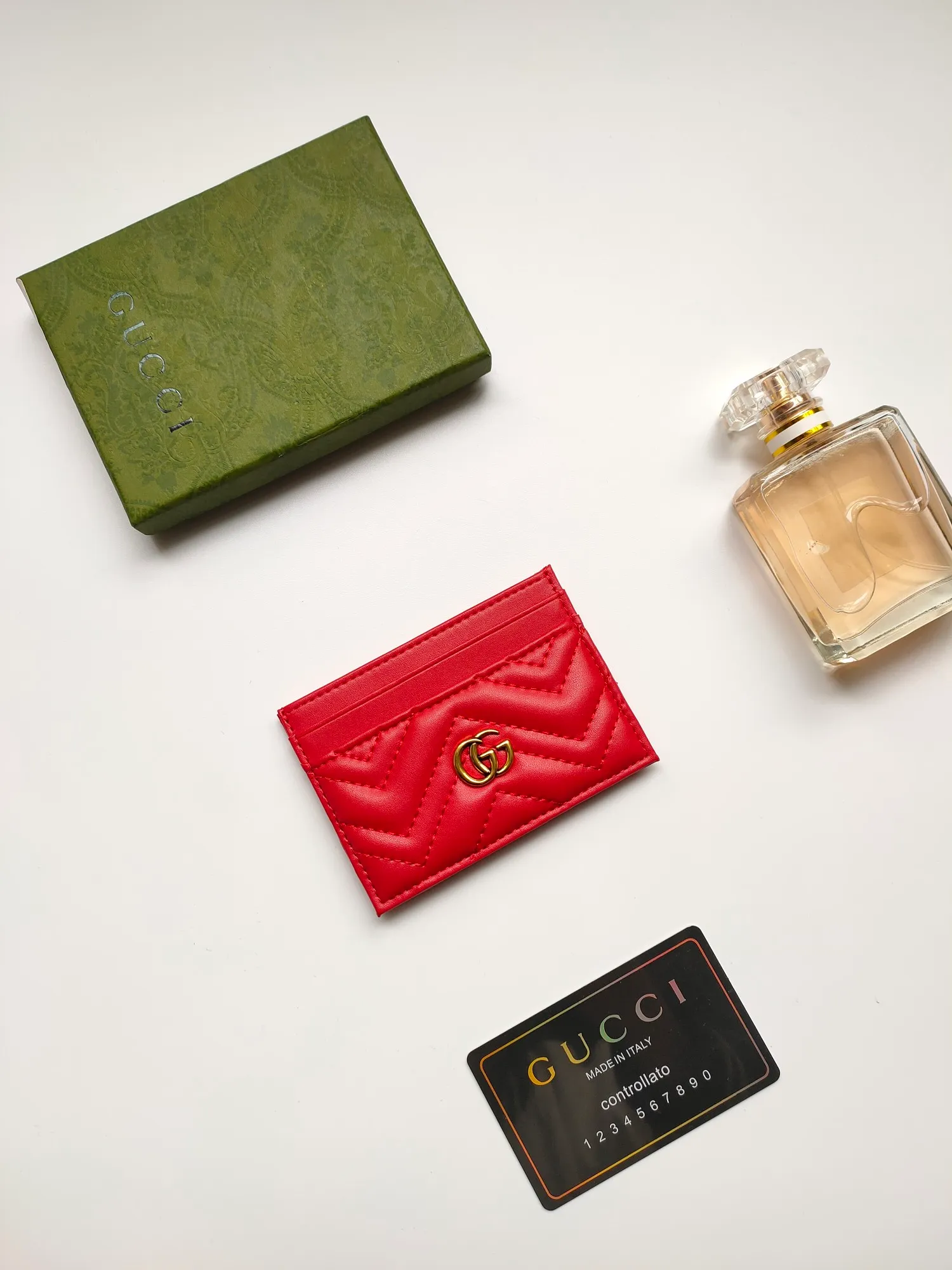 ¥90💰GUCCI’s new women’s card holder. GG Marmont card holder. Made of calfskin, quilted humanoid pattern and crafted with top-grade overseas hardware. Style number: 443127 full leather. GG Marmont card holder! Size: W10xH7cm. Comes with packaging box.