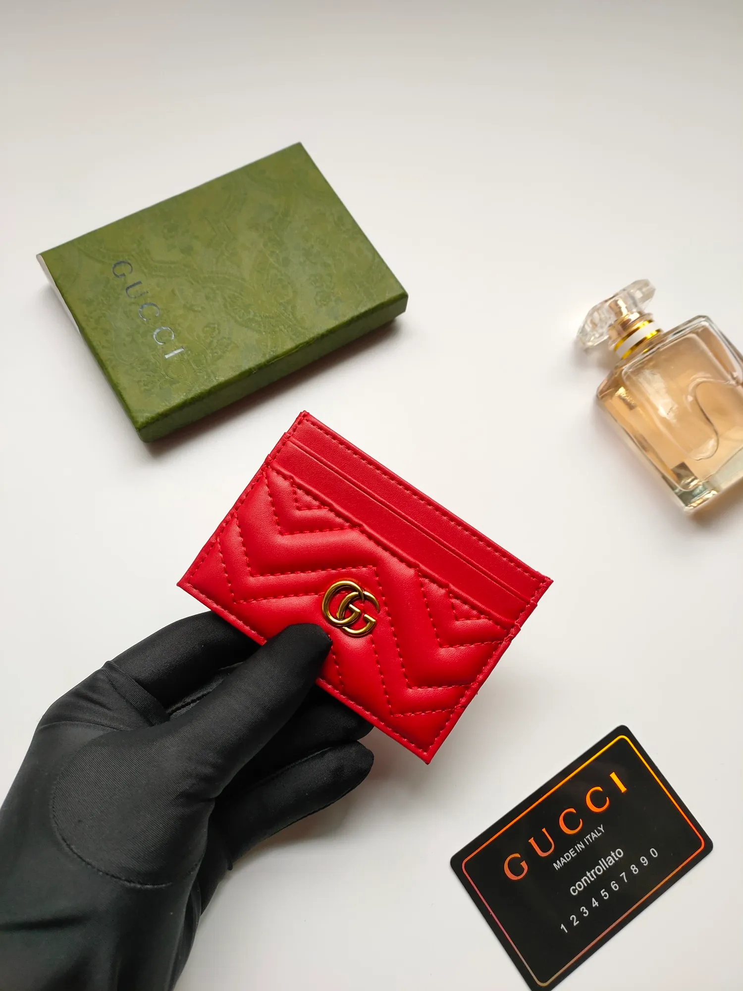 ¥90💰GUCCI’s new women’s card holder. GG Marmont card holder. Made of calfskin, quilted humanoid pattern and crafted with top-grade overseas hardware. Style number: 443127 full leather. GG Marmont card holder! Size: W10xH7cm. Comes with packaging box.