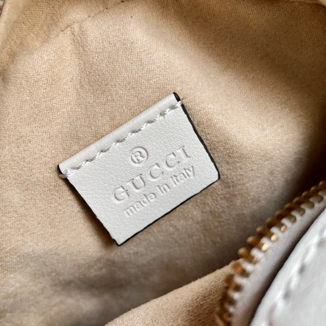 Actual shot #💰240 Model: 550154 cowhide Size: 18×18×4.5cm gucci marmont series round mini shoulder bag 🎁Equipped with chain shoulder strap👏Made of cowhide with iconic hardware. Small and exquisite‼ ️ The shoulder strap is equipped with a cowhide shoulder strap to make it more comfortable to carry on the shoulder