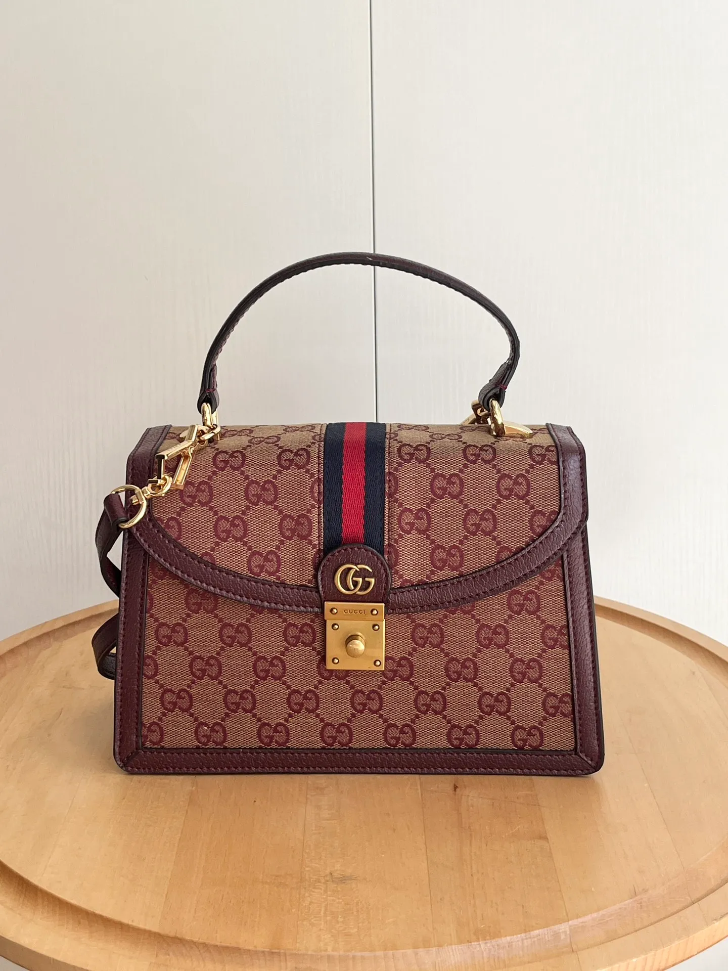 Actual shot #💰340 Style number: 651055 original leather Size: 25*17.5*7cm Gucci💝💝Ophidia series brings amazing new products every season. This handbag is one of the Epilogue series and is equipped with a detachable shoulder strap. The square retro shape combines the brand's classic striped webbing and Double G styling accessories. This accessory is inspired by the Gucci archive belt buckle design in the 1970s. It has become one of the brand's symbols after a modern aesthetic interpretation. The handbag is made of the brand's iconic Double G pattern canvas.
