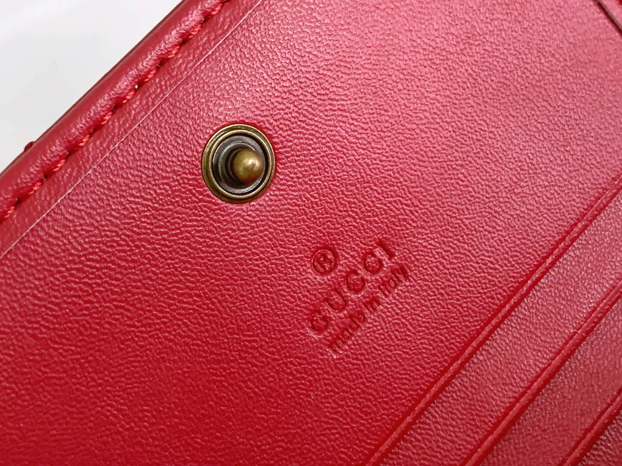 💰150 💎 Top original leather #red❤️ New model from GUCCI, counter quality, original single leather, real shot. 2021 Early Autumn New Style🔥 GG Marmont Series❣ Flip-top card holder😘 Made of soft quilted V-shaped leather 👍 Refined with top overseas hardware😍! Model: 466492 Size: 11x8.5x3cm.