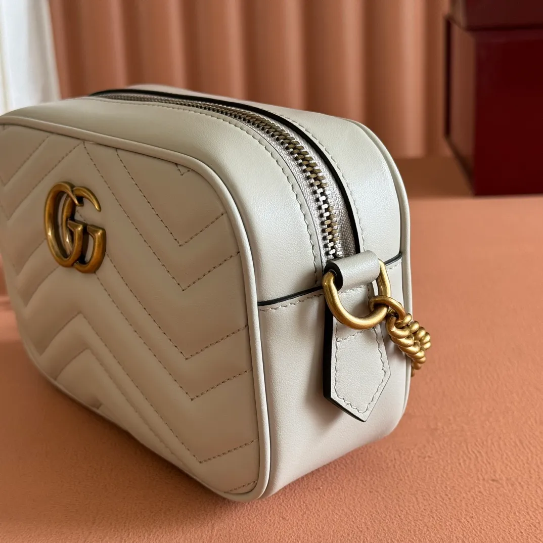 p960. 💋💋💋【Full set of packaging at the counter】🔥🔥"Marmont Italian original leather"‼ ‼ Have you picked up the addictive Gucci bags? The elegant and exquisite design of the GG Marmont series has captured the hearts of many girls! At the same time, it is also a must-have versatile item for global experts! Super awesome! Model: 448065. Size: 18*12*6.