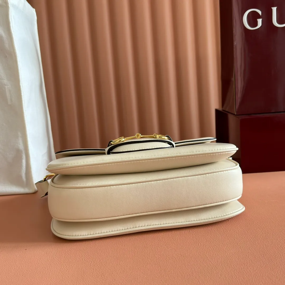p1580. 💋💋💋【With full set of original counter packaging】2025 autumn and winter series, this shoulder bag reproduces the brand's equestrian style design, integrating light golden tone details and smooth soft leather, with double rings and long accessories, adding to the Gucci Horsebit 1955 series. White soft leather Gold-tone hardware White leather lining Horsebit closure Interior: One open pocket Triple-stitched compartments Adjustable shoulder strap Height: 28cm – 50cm; Length: 71cm – 114cm Model number: 847063. Dimensions: 26cm (width) x 17.5cm (height) x 10cm (depth) Weight: approx. 0.85kg Color: White soft leather. Made in Italy