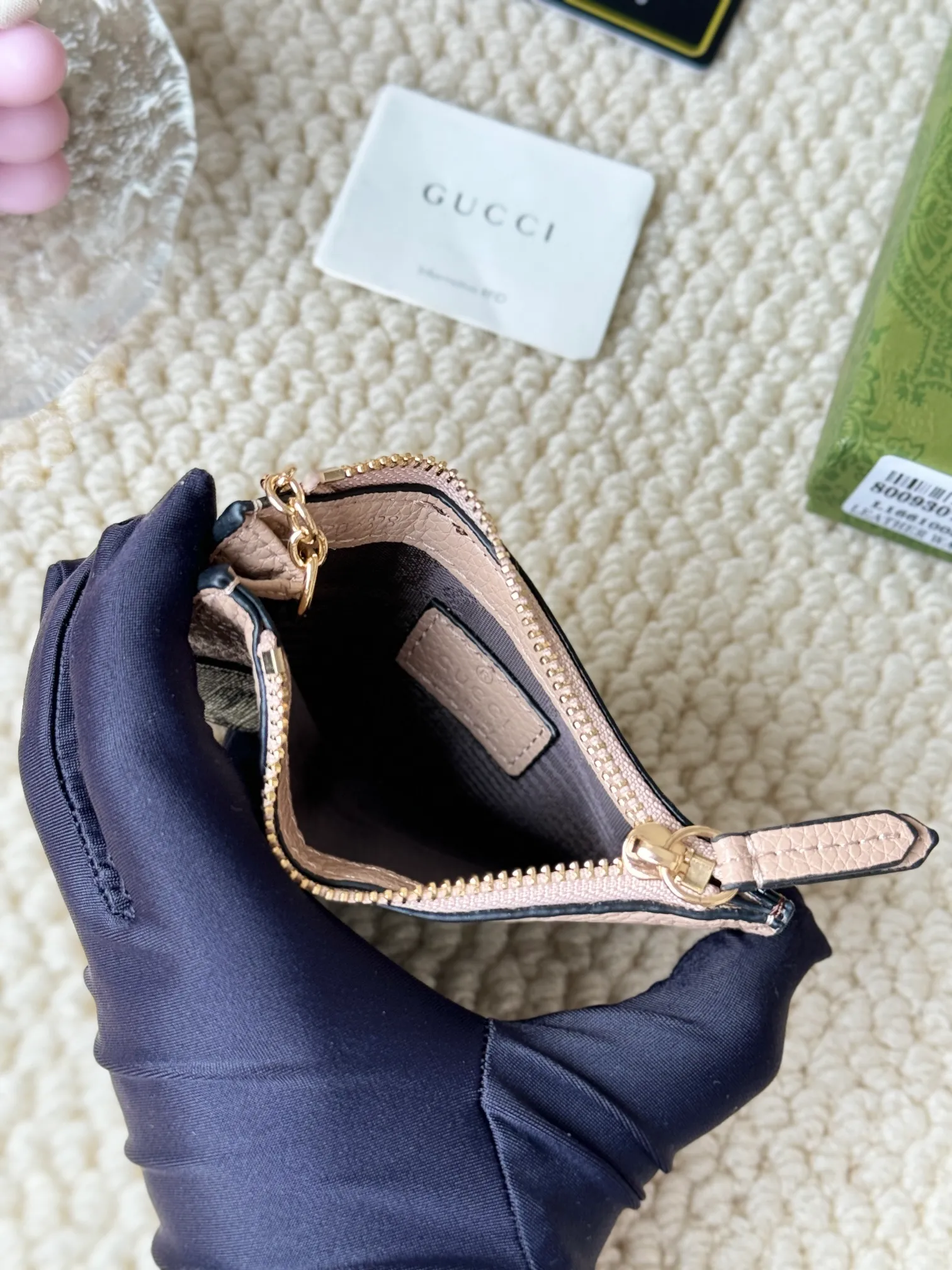 💰130 Gucci comes with box packaging and keychain card holder. The "Gucci March of Love" series has been updated to present multi-functional elements to interpret the brand's spirit of self-expression. Equipped with 3 card slots and a keychain hook, this model exudes a strong brand identity. Size: 12.5X7X1.5cm Number: 701070