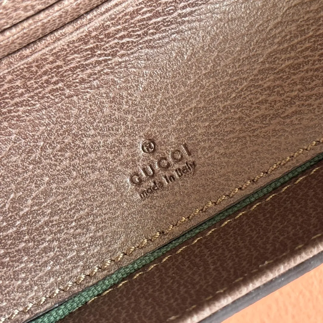 p1000💋💋💋"With full set of original counter packaging" [New Product] The Ophidia series ingeniously interprets novel silhouettes and functions, with iconic beige and brown colors, creating a bag with soft texture and fashionable style. The crescent-shaped flap is trimmed with signature webbing. Beige and dark brown GG monogram coated fabric Brown leather trim Light gold-toned hardware Green linen-cotton blend lining Double G Web strap Interior: One card compartment Adjustable leather shoulder strap Height: 51 cm Magnetic snap closure Ident.: 838476. Dimensions: 20cm (width) x 13cm (height) x 4.5cm (depth) Weight: approx. 377g Color: Brown/PVC. Made in Italy