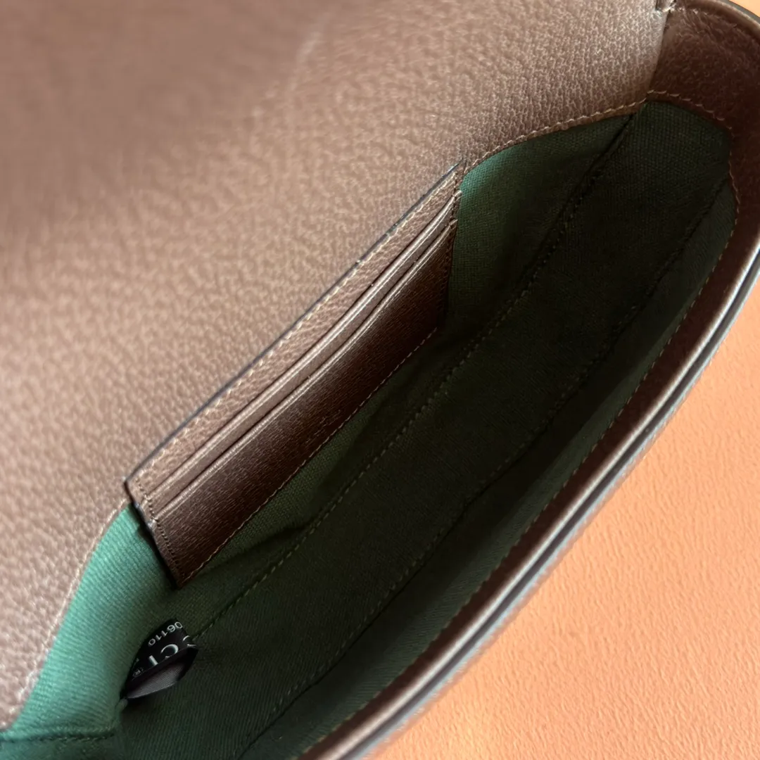 p1000💋💋💋"With full set of original counter packaging" [New Product] The Ophidia series ingeniously interprets novel silhouettes and functions, with iconic beige and brown colors, creating a bag with soft texture and fashionable style. The crescent-shaped flap is trimmed with signature webbing. Beige and dark brown GG monogram coated fabric Brown leather trim Light gold-toned hardware Green linen-cotton blend lining Double G Web strap Interior: One card compartment Adjustable leather shoulder strap Height: 51 cm Magnetic snap closure Ident.: 838476. Dimensions: 20cm (width) x 13cm (height) x 4.5cm (depth) Weight: approx. 377g Color: Brown/PVC. Made in Italy