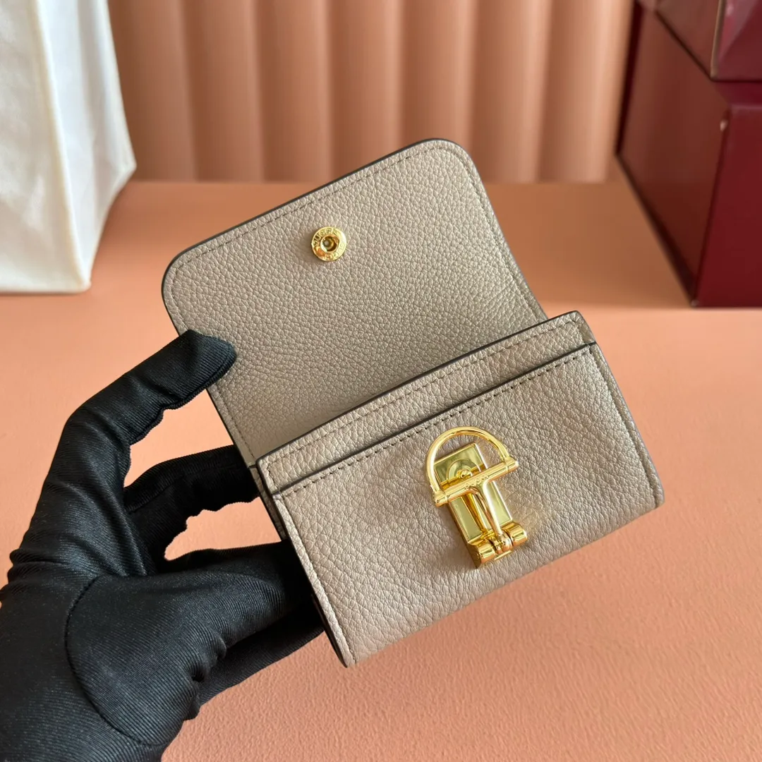 p440💋💋💋"With full set of original counter packaging" [New Product] Gucci continues the brand's deep heritage and deepens its connection with the origins of equestrianism. The half-horsebit pattern is transformed into opening and closing details, adding color to many small leather goods. This card holder is crafted from Gucci Ancola red grained calf leather and is embellished with classic elements. Gucci Ankara red grained calfskin Light gold tone hardware Half horsebit closure Interior: One zip pocket, one flat pocket, one compartment Outside: One open pocket Snap-stud closure Ident: 828148. Dimensions: 10.5cm (width) x 7cm (height) x 3cm (depth) Weight: approx. 62g