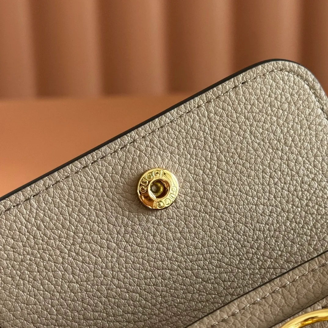 p440💋💋💋"With full set of original counter packaging" [New Product] Gucci continues the brand's deep heritage and deepens its connection with the origins of equestrianism. The half-horsebit pattern is transformed into opening and closing details, adding color to many small leather goods. This card holder is crafted from Gucci Ancola red grained calf leather and is embellished with classic elements. Gucci Ankara red grained calfskin Light gold tone hardware Half horsebit closure Interior: One zip pocket, one flat pocket, one compartment Outside: One open pocket Snap-stud closure Ident: 828148. Dimensions: 10.5cm (width) x 7cm (height) x 3cm (depth) Weight: approx. 62g