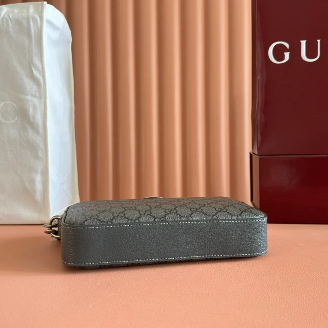 p940. 📣📣📣[Original leather accessories🌈Full set of counter packaging]🔥🔥 Ophidia series GG shoulder bag 9C2ST This Ophidia series shoulder bag inherits the timeless design and is carefully made of traditional beige and ebony GG Supreme canvas materials inspired by the archive design of the 1930s. Classic metal hardware and iconic logos imbue this timeless piece with rich heritage. Ebony GG Supreme canvas, environmentally friendly material. Model: 699439. Dimensions: 24.5x 16x 4.5cm. Color: gray/pvc. Made in Italy