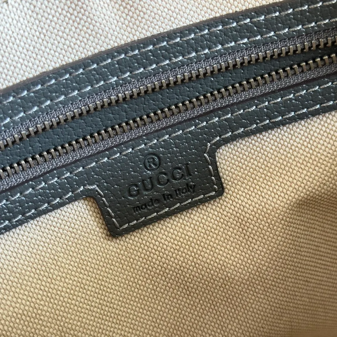 p940. 📣📣📣[Original leather accessories🌈Full set of counter packaging]🔥🔥 Ophidia series GG shoulder bag 9C2ST This Ophidia series shoulder bag inherits the timeless design and is carefully made of traditional beige and ebony GG Supreme canvas materials inspired by the archive design of the 1930s. Classic metal hardware and iconic logos imbue this timeless piece with rich heritage. Ebony GG Supreme canvas, environmentally friendly material. Model: 699439. Dimensions: 24.5x 16x 4.5cm. Color: gray/pvc. Made in Italy