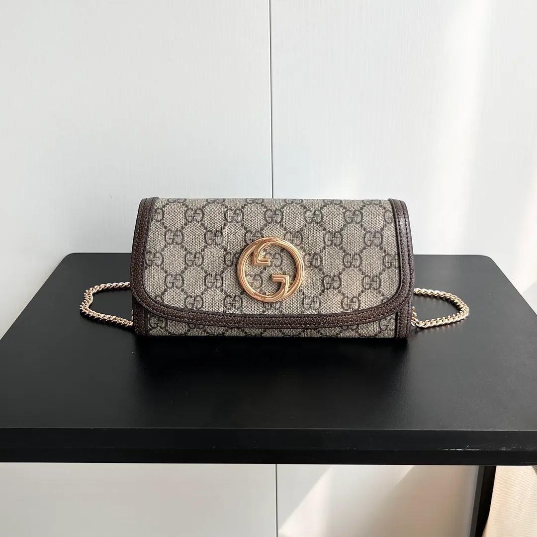 Actual shot #💰260 Model: 725215 Comes with box Size: 21x10.5cm I fell in love with Gucci Blondie at first sight. Second-hand bags have always been my favorite. They are super popular now, mainly because they are so beautiful! It can be worn as an armpit bag or as a cross-body carry. Depending on your mood, I find it very retro, fashionable and fascinating to carry it either way! Many colors to choose from, running quantity models