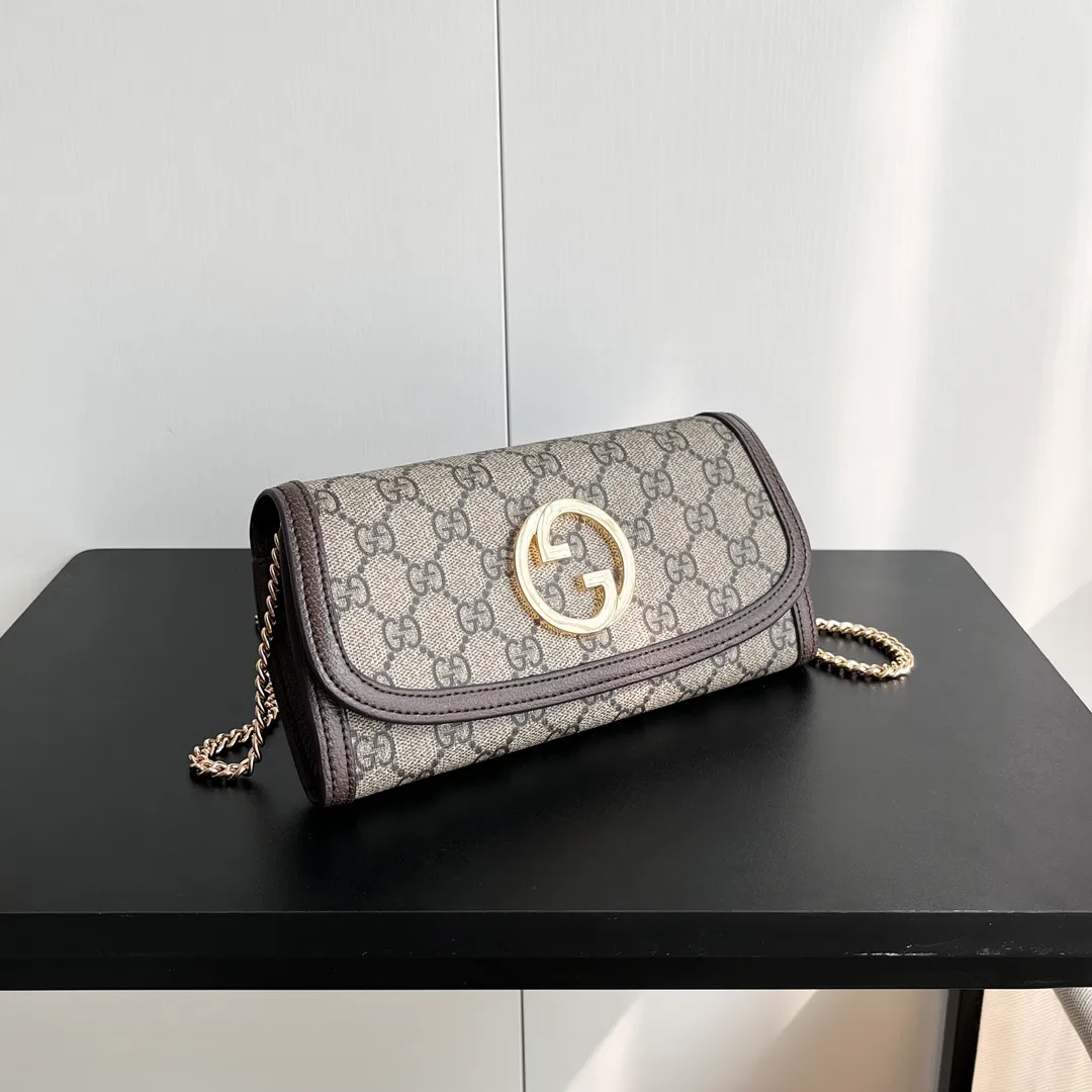 Actual shot #💰260 Model: 725215 Comes with box Size: 21x10.5cm I fell in love with Gucci Blondie at first sight. Second-hand bags have always been my favorite. They are super popular now, mainly because they are so beautiful! It can be worn as an armpit bag or as a cross-body carry. Depending on your mood, I find it very retro, fashionable and fascinating to carry it either way! Many colors to choose from, running quantity models