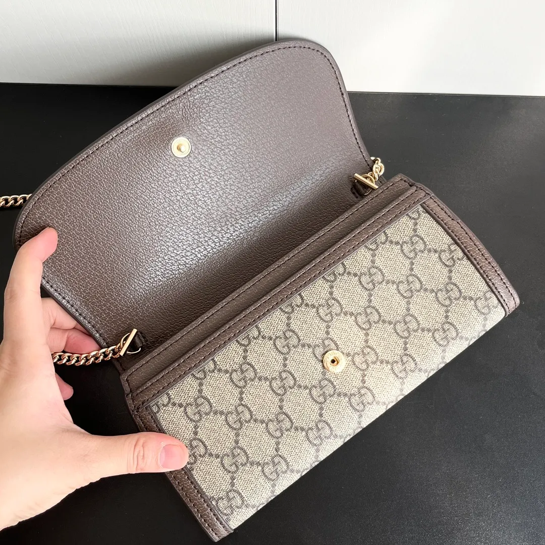 Actual shot #💰260 Model: 725215 Comes with box Size: 21x10.5cm I fell in love with Gucci Blondie at first sight. Second-hand bags have always been my favorite. They are super popular now, mainly because they are so beautiful! It can be worn as an armpit bag or as a cross-body carry. Depending on your mood, I find it very retro, fashionable and fascinating to carry it either way! Many colors to choose from, running quantity models