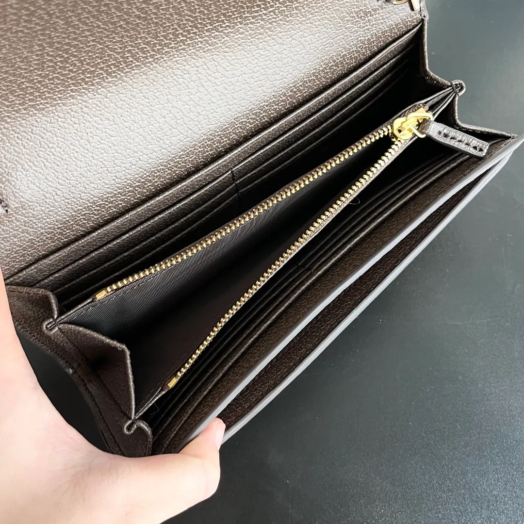 Actual shot #💰260 Model: 725215 Comes with box Size: 21x10.5cm I fell in love with Gucci Blondie at first sight. Second-hand bags have always been my favorite. They are super popular now, mainly because they are so beautiful! It can be worn as an armpit bag or as a cross-body carry. Depending on your mood, I find it very retro, fashionable and fascinating to carry it either way! Many colors to choose from, running quantity models