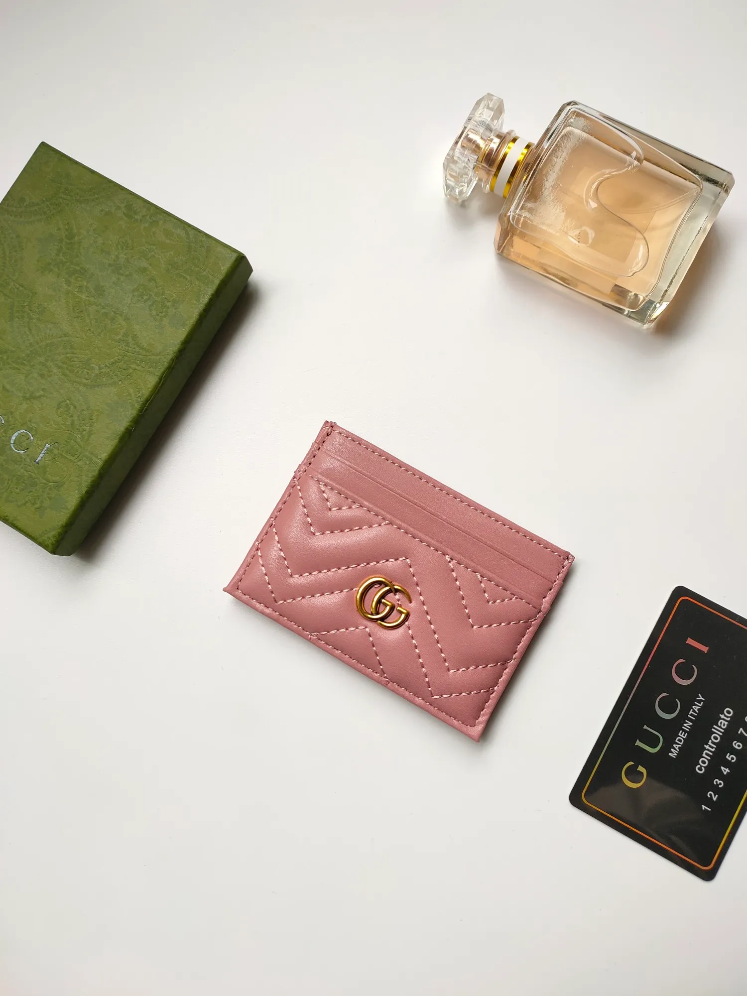 ¥90💰GUCCI’s new women’s card holder. GG Marmont card holder. Made of calfskin, quilted humanoid pattern and crafted with top-grade overseas hardware. Style number: 443127 full leather. GG Marmont card holder! Size: W10xH7cm. Comes with packaging box.