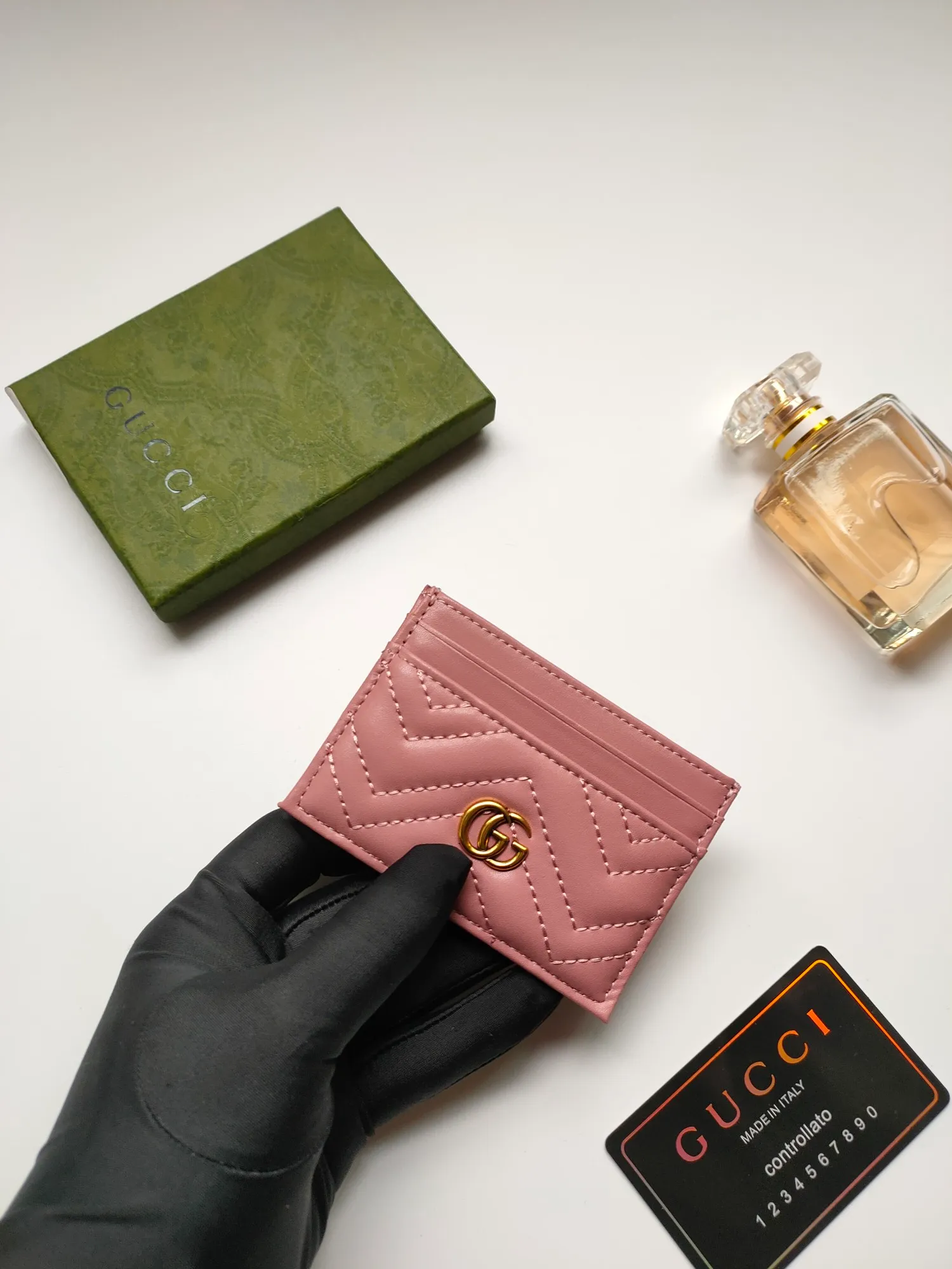 ¥90💰GUCCI’s new women’s card holder. GG Marmont card holder. Made of calfskin, quilted humanoid pattern and crafted with top-grade overseas hardware. Style number: 443127 full leather. GG Marmont card holder! Size: W10xH7cm. Comes with packaging box.