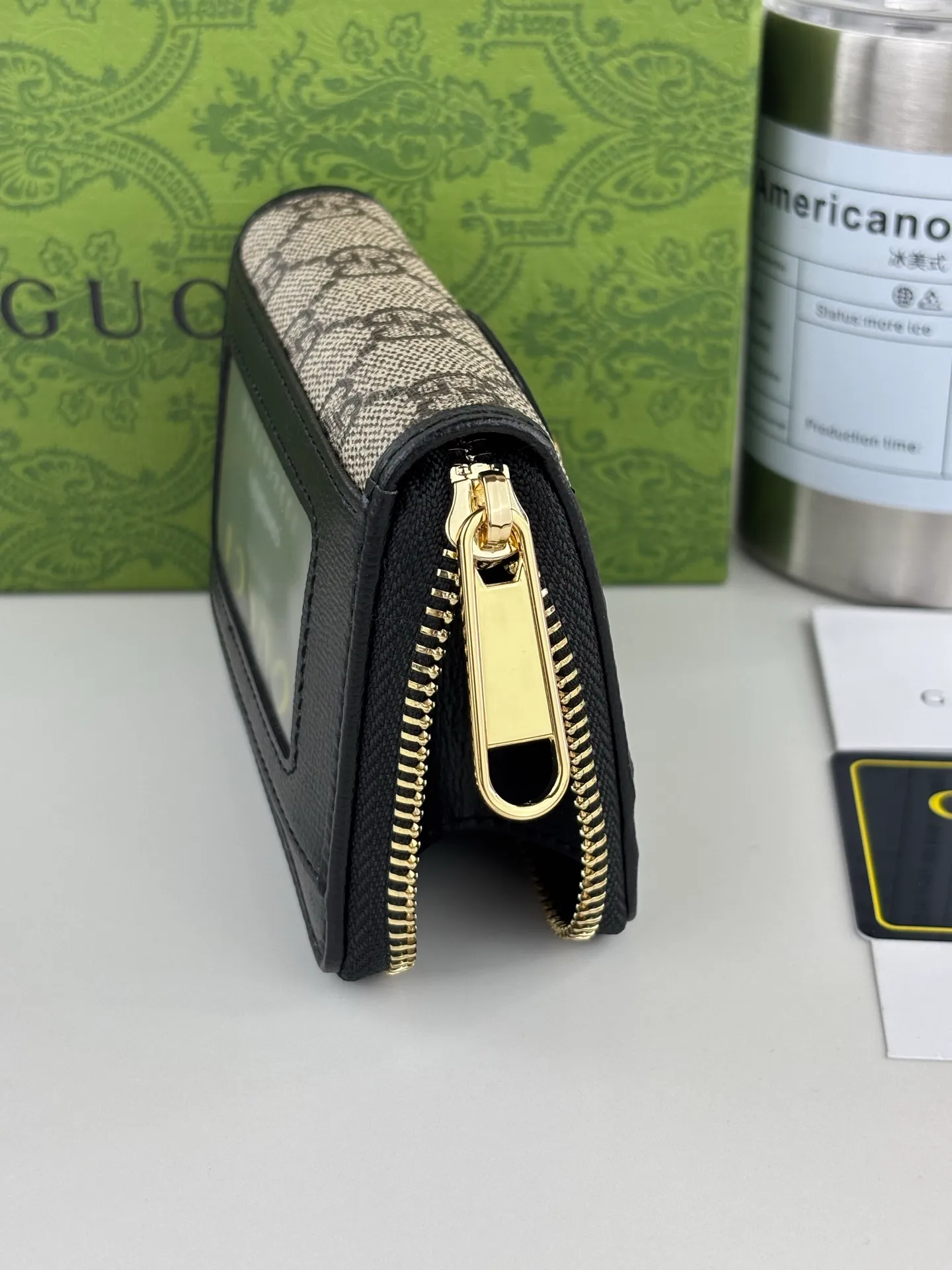 💰140 GUCCl Gucci has newly launched this 1955 horsebit card holder made of GG Supreme high-grade artificial canvas and black leather. This series adopts the double ring and long strip design that is consistent with the handbag. This detail is inspired by the equestrian origin of the brand. It is one of Gucci's classic heritage and one of the brand's most representative symbolic elements. Style number: 658549 Size: 11.5cm x 8.5cm x 3cm Color: black