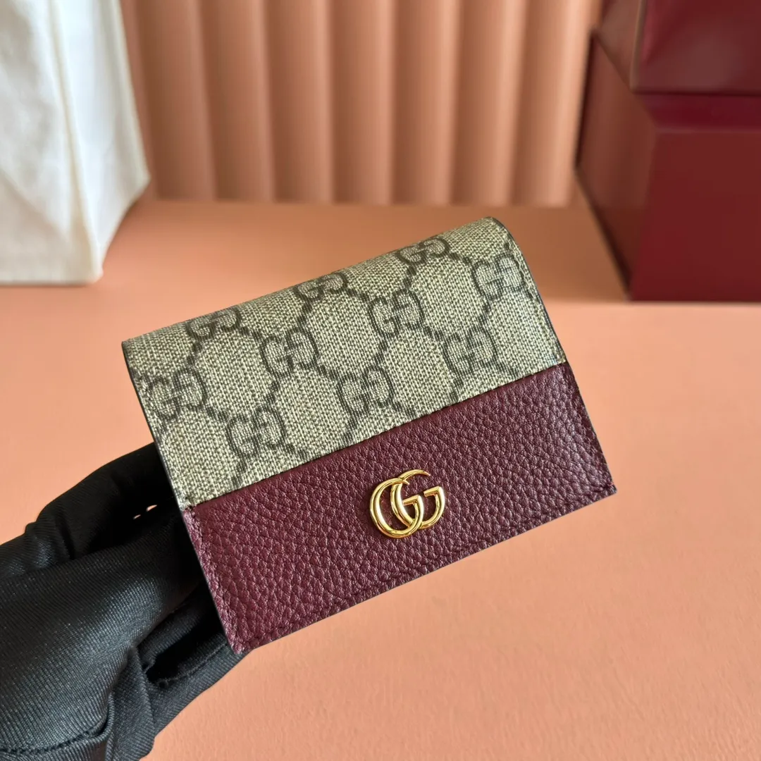 p380. 📣📣📣【Original leather with full counter packaging】🔥🔥GG Marmont series card holder This GG Marmont series card holder is made of classic and durable black leather, adding another classic to the "Aria-Fashion Aria" series. The Double G accessory originates from the belt buckle design of the 1970s, and is reinterpreted on this wallet in tone-on-tone resin. The classic design is combined with a monochromatic color scheme to highlight the modern fashion style. Model: 456126. Size: 11*9*3cm. Color: Encore Red/Full Leather.