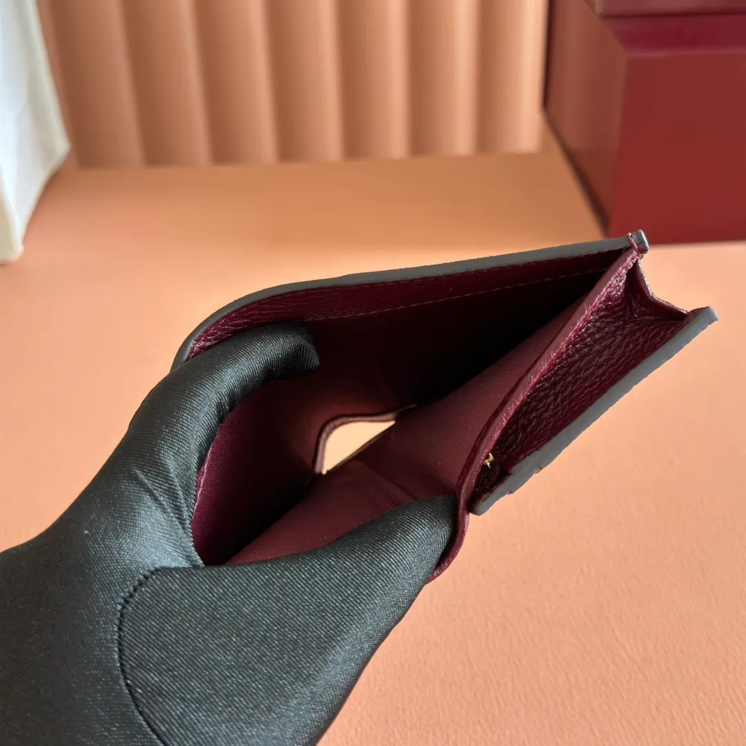 p380. 📣📣📣【Original leather with full counter packaging】🔥🔥GG Marmont series card holder This GG Marmont series card holder is made of classic and durable black leather, adding another classic to the "Aria-Fashion Aria" series. The Double G accessory originates from the belt buckle design of the 1970s, and is reinterpreted on this wallet in tone-on-tone resin. The classic design is combined with a monochromatic color scheme to highlight the modern fashion style. Model: 456126. Size: 11*9*3cm. Color: Encore Red/Full Leather.