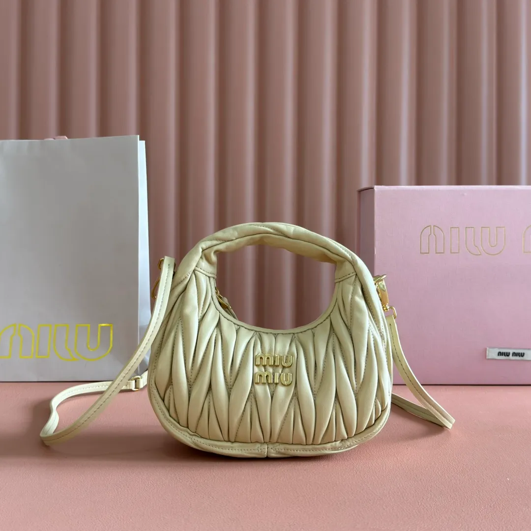 p1460💋💋💋 Equipped with a full set of packaging at the counter [Special grade hardware original leather] Wander Matelasse sheepskin Hobo mini handbag/crossbody bag ~ The golden sheepskin Wander handbag has become one of the classic accessories. This mini handbag is made of Matalasse sheep leather, using exquisite craftsmanship to create a three-dimensional effect, showing exquisite elegance. Presenting the Hobo bag style, blending retro style and modern elegance, it has become a new synonym for modern femininity. ～Golden hardware ～Zipper closure ～Metal lettering logo on the front ～Cotton satin lining Size: W17.5×H14×D5.5cm Number: 5BP156