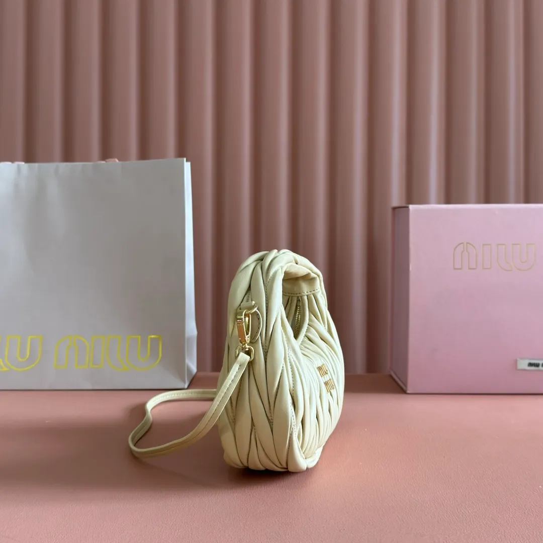 p1460💋💋💋 Equipped with a full set of packaging at the counter [Special grade hardware original leather] Wander Matelasse sheepskin Hobo mini handbag/crossbody bag ~ The golden sheepskin Wander handbag has become one of the classic accessories. This mini handbag is made of Matalasse sheep leather, using exquisite craftsmanship to create a three-dimensional effect, showing exquisite elegance. Presenting the Hobo bag style, blending retro style and modern elegance, it has become a new synonym for modern femininity. ～Golden hardware ～Zipper closure ～Metal lettering logo on the front ～Cotton satin lining Size: W17.5×H14×D5.5cm Number: 5BP156