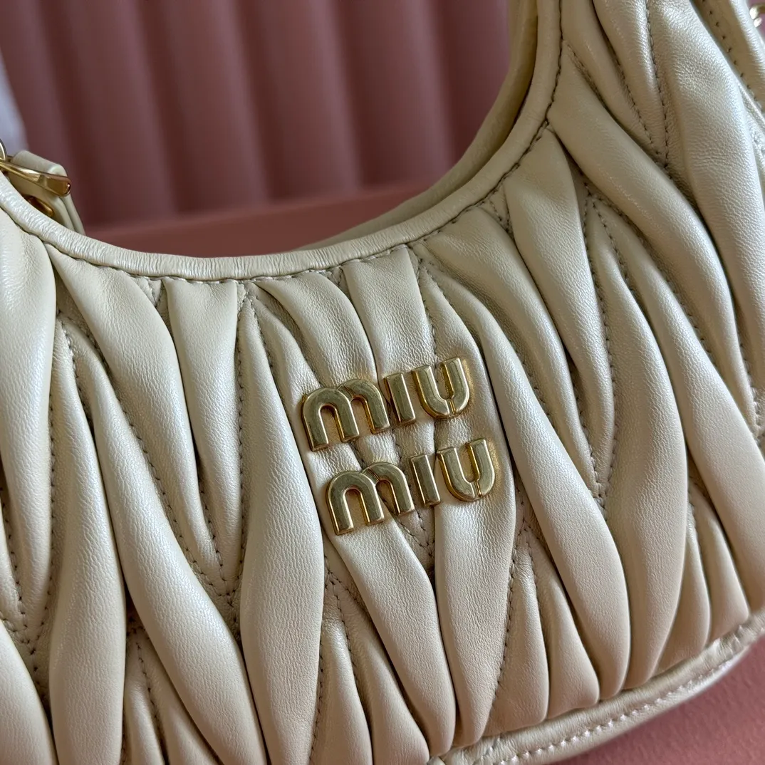 p1460💋💋💋 Equipped with a full set of packaging at the counter [Special grade hardware original leather] Wander Matelasse sheepskin Hobo mini handbag/crossbody bag ~ The golden sheepskin Wander handbag has become one of the classic accessories. This mini handbag is made of Matalasse sheep leather, using exquisite craftsmanship to create a three-dimensional effect, showing exquisite elegance. Presenting the Hobo bag style, blending retro style and modern elegance, it has become a new synonym for modern femininity. ～Golden hardware ～Zipper closure ～Metal lettering logo on the front ～Cotton satin lining Size: W17.5×H14×D5.5cm Number: 5BP156