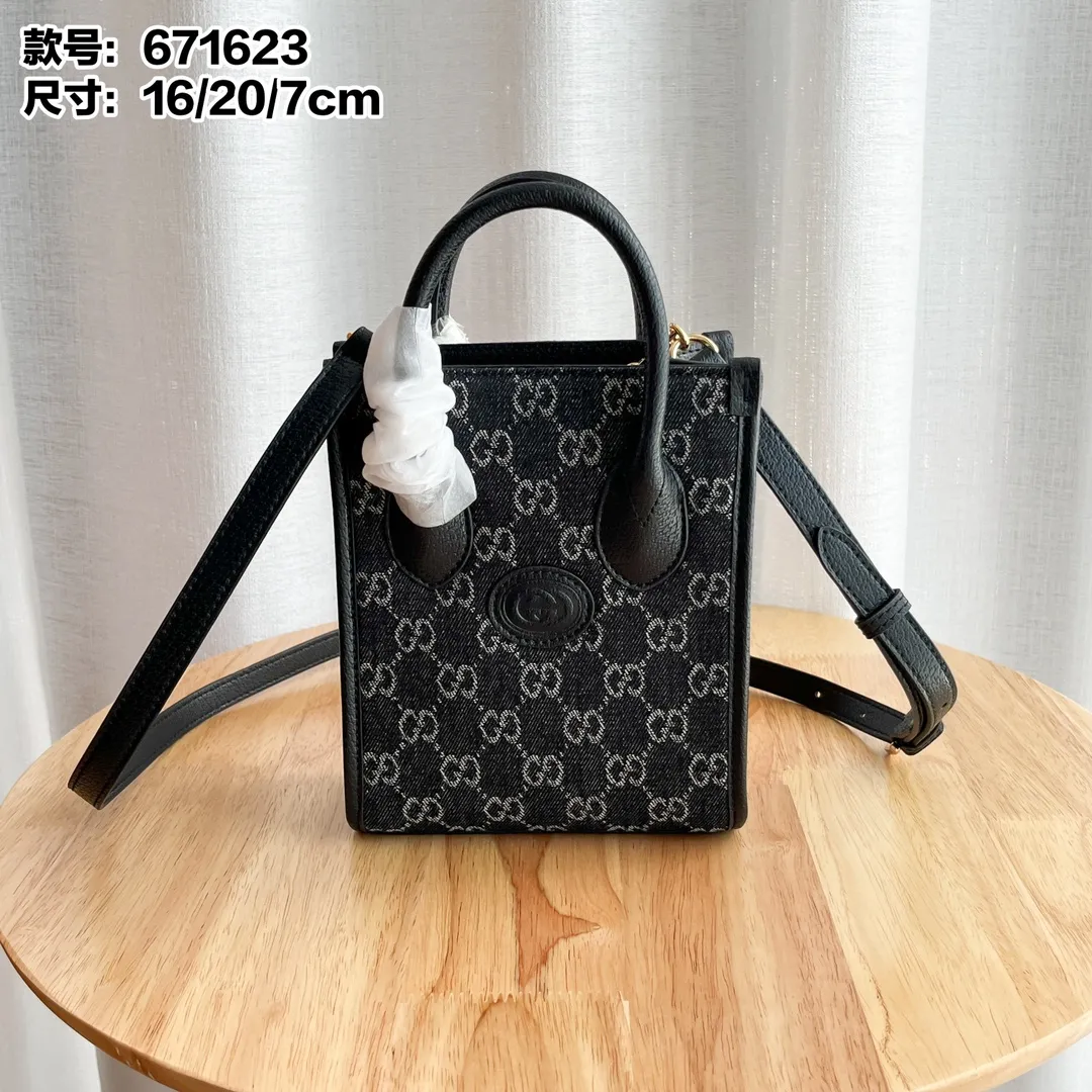 Actual shot #💰240 Model: 671623 Size: 16×20×7cm 𝙂𝙪𝙘𝙘𝙞 𝙍𝙚𝙩𝙧𝙤 Mini Tote Bag Shoulder Strap 🉑️ Adjustment Since the advent of Retro mini tote, the interlocking double G-straight has been one of the iconic elements of the brand. Familiar brand symbols combined with leather details make this tote a centerpiece. The classic double G letter intertwined canvas material makes the entire design exude strong brand connotation.
