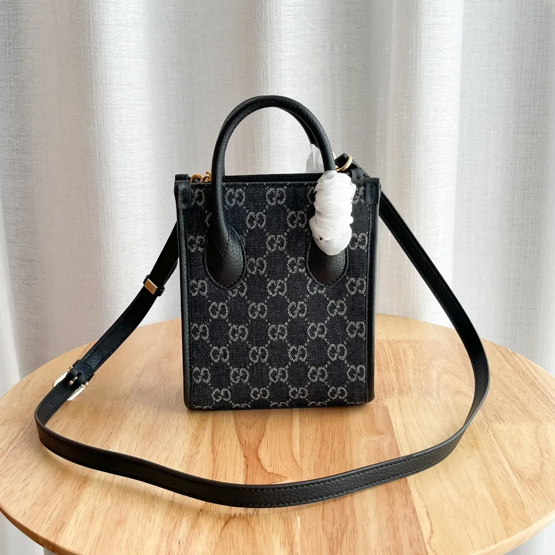 Actual shot #💰240 Model: 671623 Size: 16×20×7cm 𝙂𝙪𝙘𝙘𝙞 𝙍𝙚𝙩𝙧𝙤 Mini Tote Bag Shoulder Strap 🉑️ Adjustment Since the advent of Retro mini tote, the interlocking double G-straight has been one of the iconic elements of the brand. Familiar brand symbols combined with leather details make this tote a centerpiece. The classic double G letter intertwined canvas material makes the entire design exude strong brand connotation.