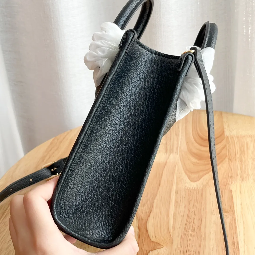 Actual shot #💰240 Model: 671623 Size: 16×20×7cm 𝙂𝙪𝙘𝙘𝙞 𝙍𝙚𝙩𝙧𝙤 Mini Tote Bag Shoulder Strap 🉑️ Adjustment Since the advent of Retro mini tote, the interlocking double G-straight has been one of the iconic elements of the brand. Familiar brand symbols combined with leather details make this tote a centerpiece. The classic double G letter intertwined canvas material makes the entire design exude strong brand connotation.