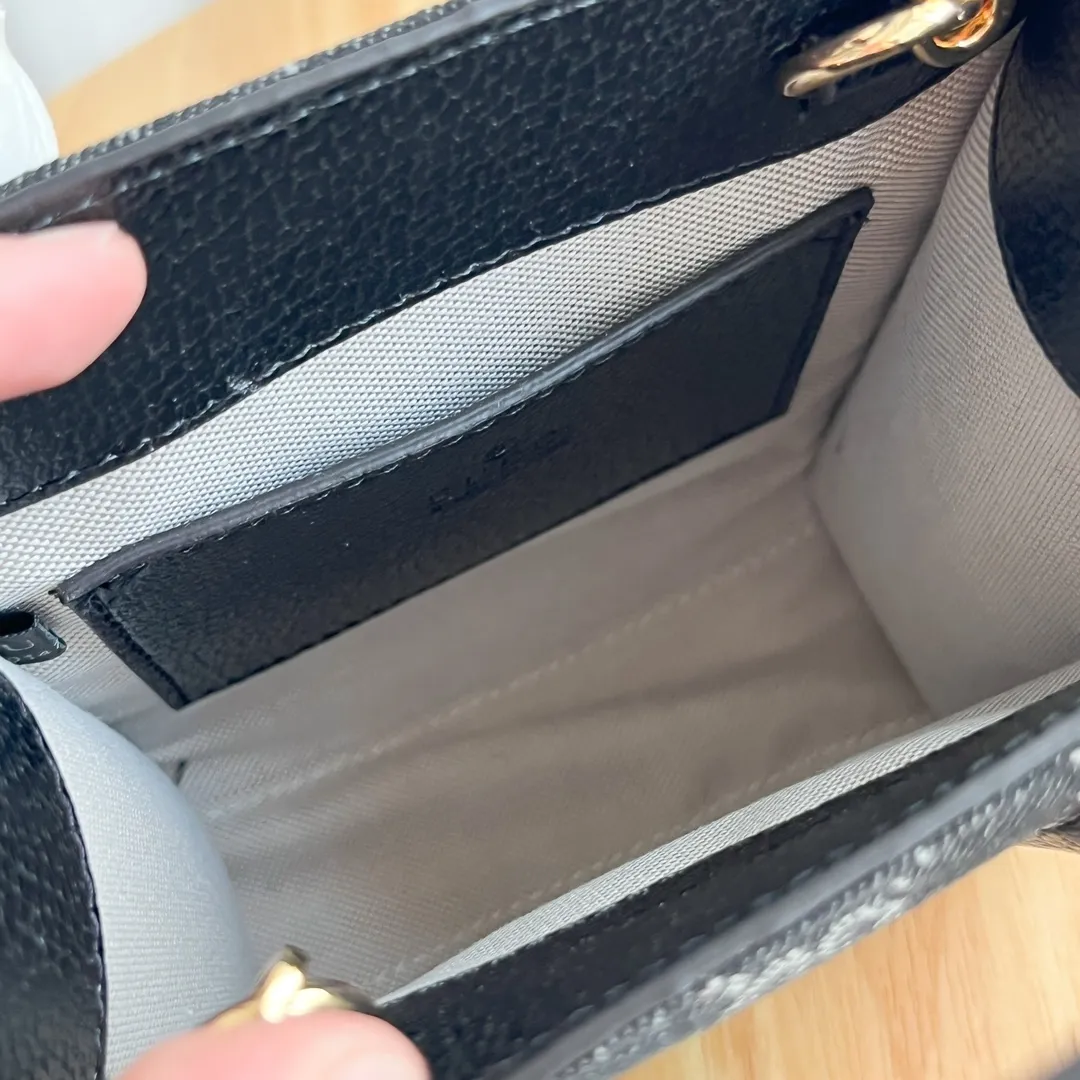 Actual shot #💰240 Model: 671623 Size: 16×20×7cm 𝙂𝙪𝙘𝙘𝙞 𝙍𝙚𝙩𝙧𝙤 Mini Tote Bag Shoulder Strap 🉑️ Adjustment Since the advent of Retro mini tote, the interlocking double G-straight has been one of the iconic elements of the brand. Familiar brand symbols combined with leather details make this tote a centerpiece. The classic double G letter intertwined canvas material makes the entire design exude strong brand connotation.