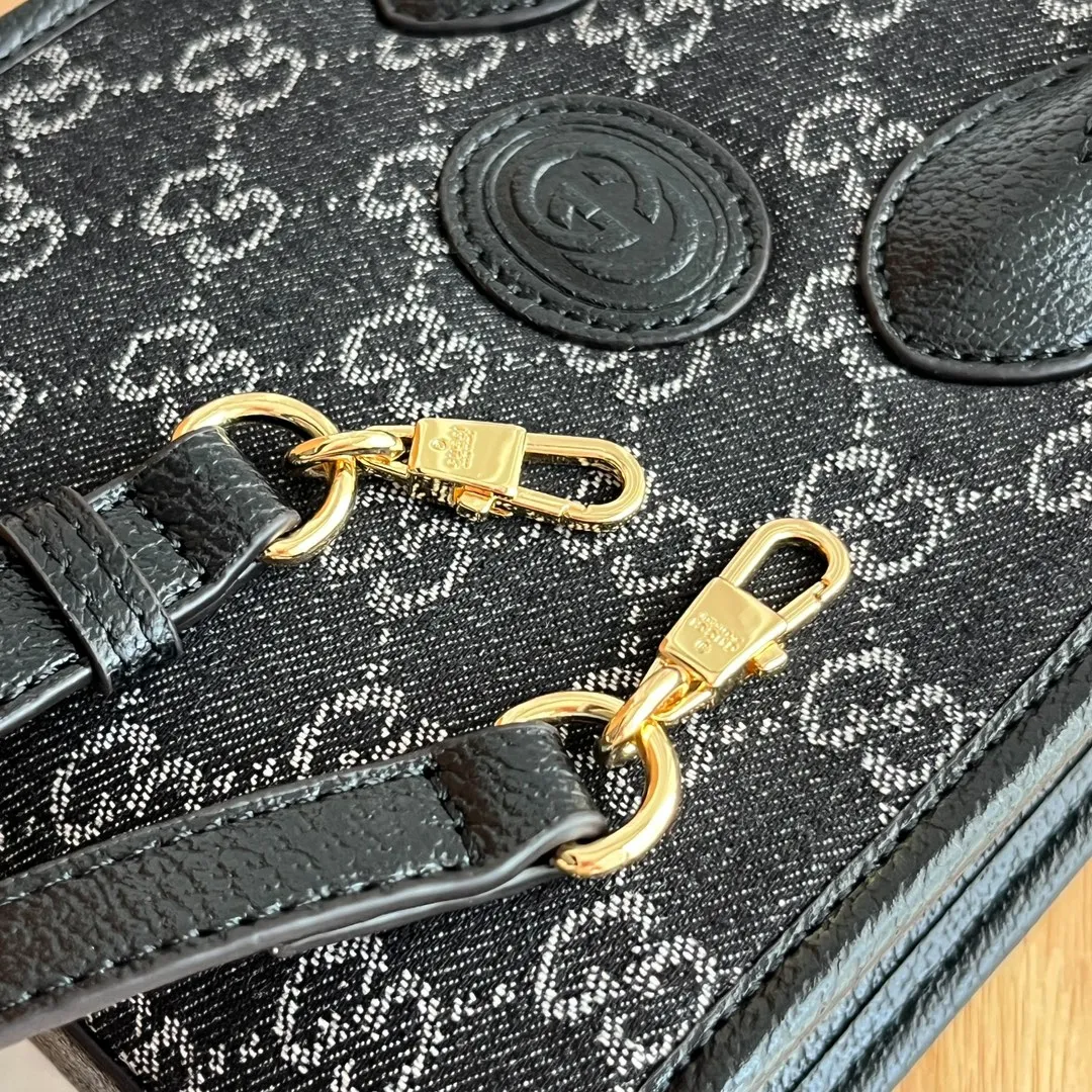 Actual shot #💰240 Model: 671623 Size: 16×20×7cm 𝙂𝙪𝙘𝙘𝙞 𝙍𝙚𝙩𝙧𝙤 Mini Tote Bag Shoulder Strap 🉑️ Adjustment Since the advent of Retro mini tote, the interlocking double G-straight has been one of the iconic elements of the brand. Familiar brand symbols combined with leather details make this tote a centerpiece. The classic double G letter intertwined canvas material makes the entire design exude strong brand connotation.