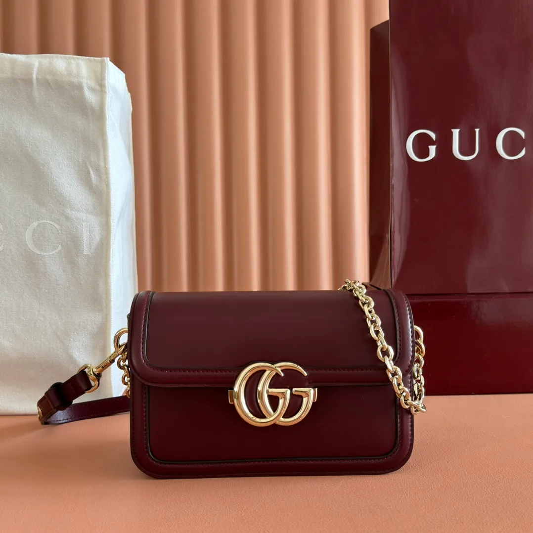 p1500💋💋💋【Full package at counter】The Gucci Go series is designed for sports. This shoulder bag is made of exquisite and lightweight GG Monogram blue denim, with an elegant chain strap, adding another dazzling masterpiece to the 2025 spring and summer series. The interior layout of the bag is also very practical, with a removable mirror on the back. Brown GG Monogram blue denim Brown leather trim Light gold tone hardware Beige cotton and linen blend lining Interior: Three main compartments, one zipped pocket External: Removable mirror on the rear Chain strap (21 cm high); Detachable and adjustable shoulder strap (27 cm high); Length adjustable between 64 cm and 103 cm Spring clip buckle Model: 826761. Dimensions: 21.5cm (width) x 14cm (height) x 9cm (depth) Weight: approx. 0.8kg Color: burgundy/original leather. Made in Italy