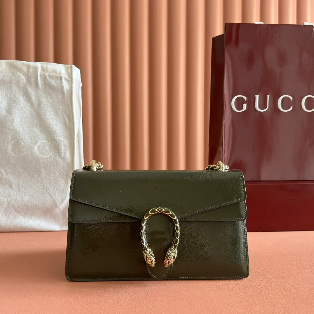 p1440. 💋💋💋"With full set of original counter packaging" [New product] This new product in the Dionysus series is crafted from black cow leather. It has a double tiger head lock buckle with a clamshell design. The sliding chain can freely adjust the length to create different styles. Forest green patent leather Light gold tone hardware Forest green microfiber lining Tiger head detail Internal zip compartment Flap pocket Double baffles Sliding chain strap that can be used as a shoulder strap (43cm high) or top handle (24cm high). Pin buckle, side opening Weight: approx. 0.8 kg Model number: 795005. Dimensions: 28cm (W) x 16cm (H) x 10.5cm (D) Colour: Forest green patent leather. Made in Italy