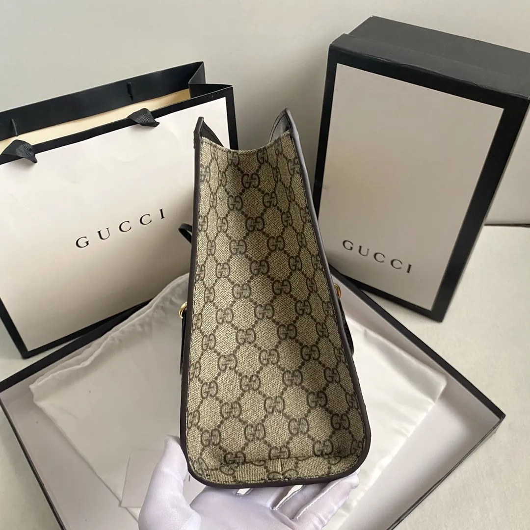 Upgraded version of real shot #💰300 Model number: 479197 large size: 35x23x14cm Gucci padlock series lock double shoulder strap shoulder bag. It is characterized by generous comfort and good accommodation. Office workers can accommodate A4 paper files and computers, and short trips can put a few clothes and basic daily necessities. It is also the best choice for going out😎Upgraded hardware texture up✅Double lining pockets and zipper lining