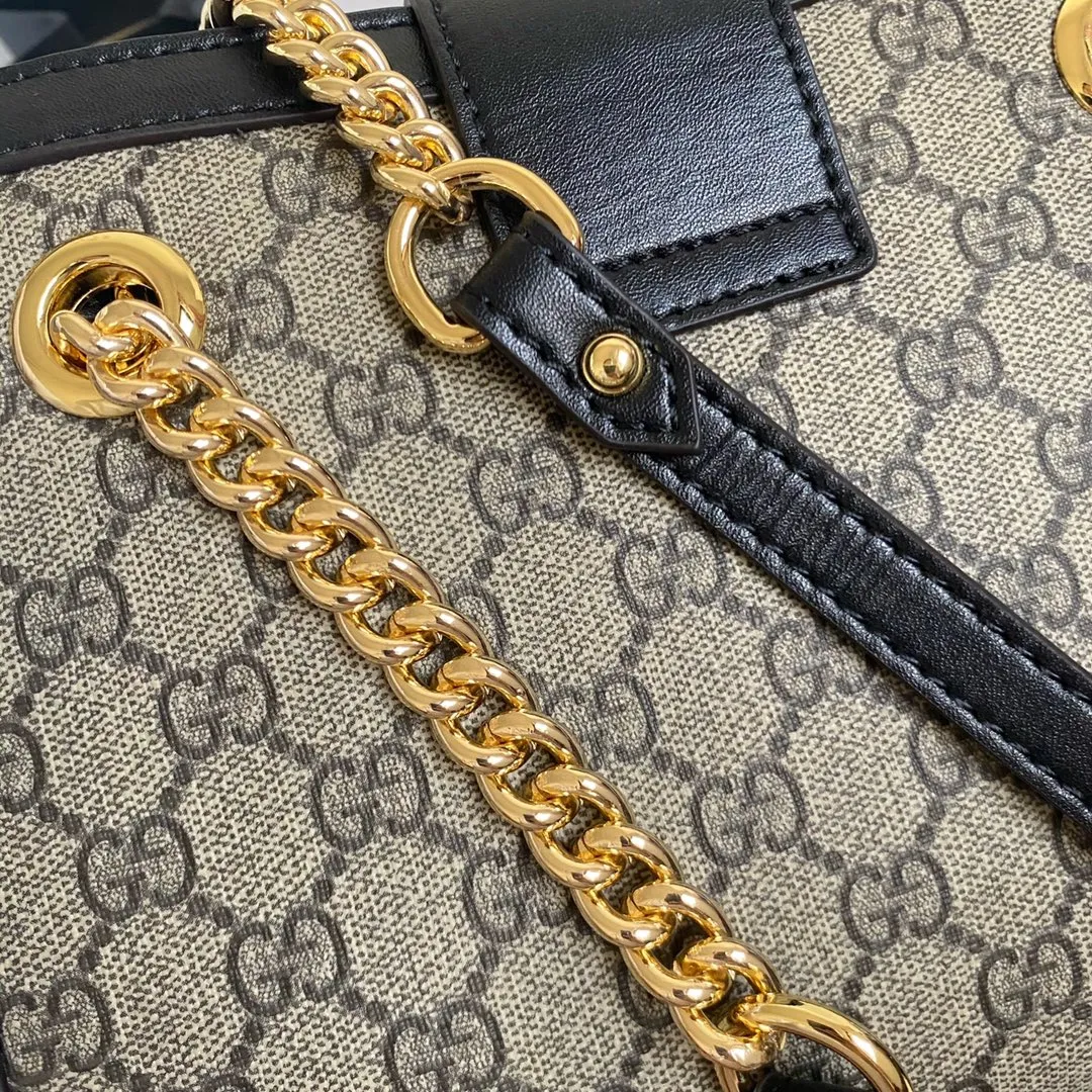 Upgraded version of real shot #💰300 Model number: 479197 large size: 35x23x14cm Gucci padlock series lock double shoulder strap shoulder bag. It is characterized by generous comfort and good accommodation. Office workers can accommodate A4 paper files and computers, and short trips can put a few clothes and basic daily necessities. It is also the best choice for going out😎Upgraded hardware texture up✅Double lining pockets and zipper lining