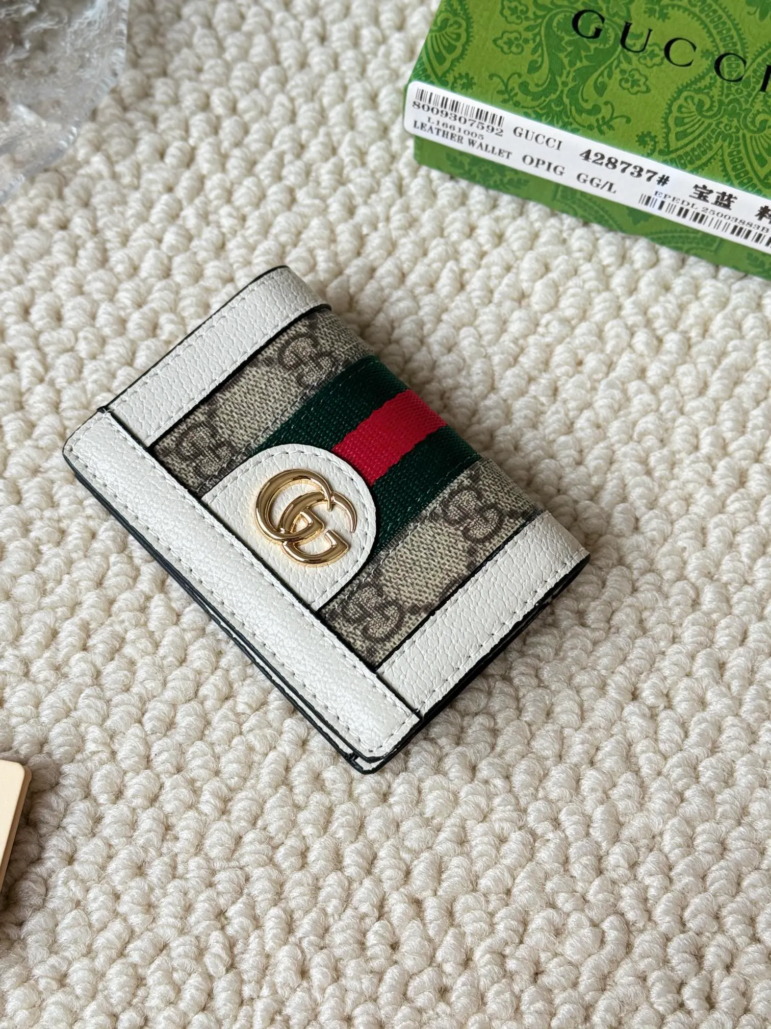 💰120 Gucci folding card holder with eye-catching signature Double G hardware. Made of canvas with webbing for a textured look. Model: 428737 Size: 10.5×7.5×2.5