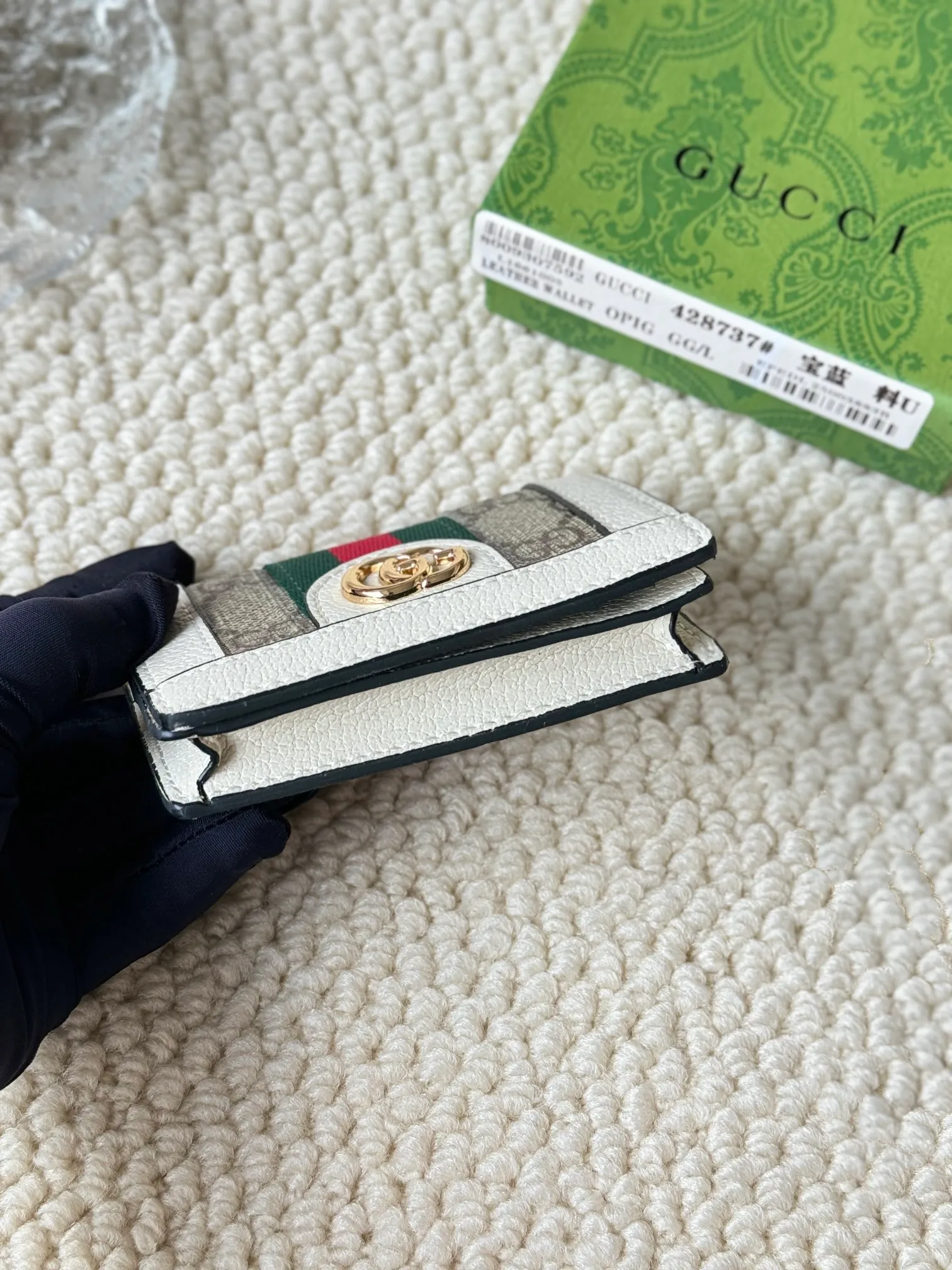 💰120 Gucci folding card holder with eye-catching signature Double G hardware. Made of canvas with webbing for a textured look. Model: 428737 Size: 10.5×7.5×2.5