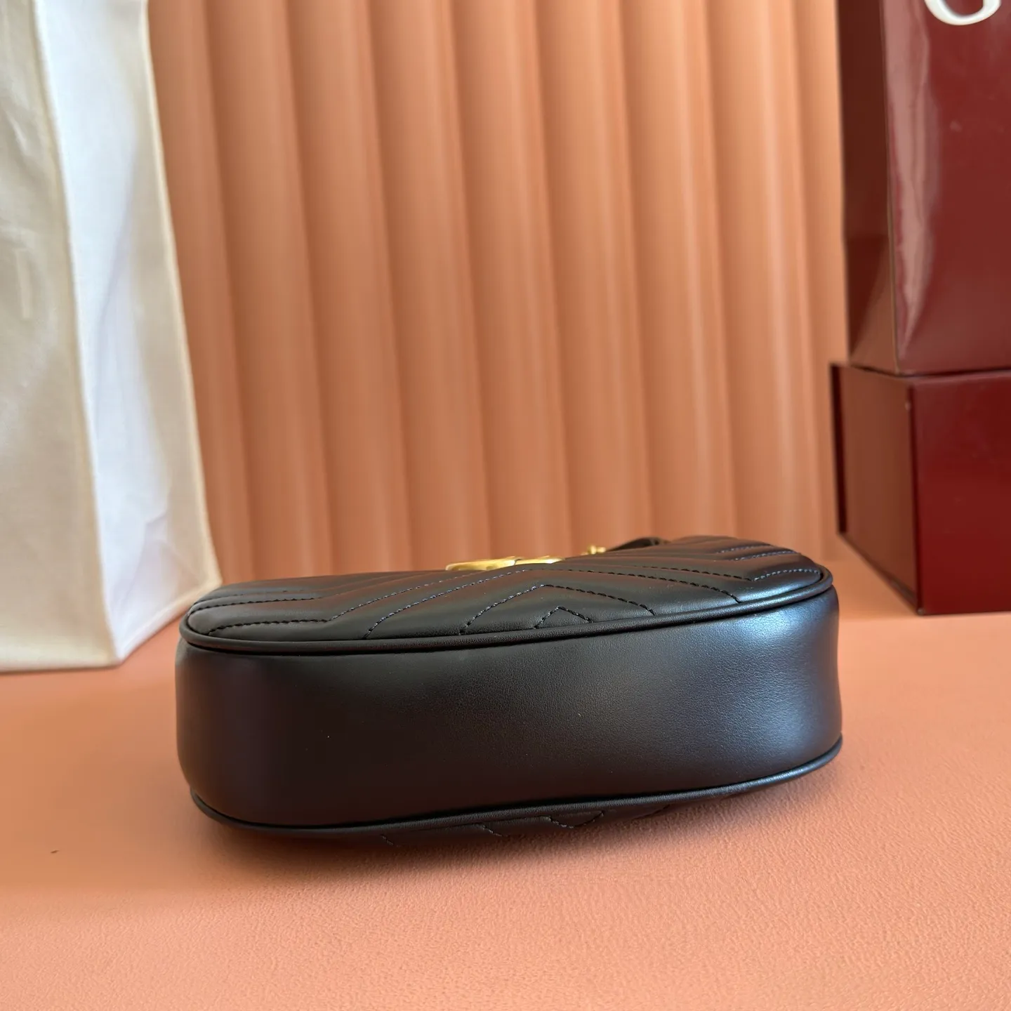 p1120. 📣📣📣【Original leather accessories🌈 Equipped with full counter packaging】🔥🔥This mini handbag adopts a crescent-shaped outline and textured black leather material, exuding a strong retro style. Retro elements are combined with archival designs or fashionable details to present a new design that transcends the limitations of time and space. The brand's deep fascination with its past is evident at every turn, and this compact accessory is no exception. Made of soft natural grained cowhide from the counter and high-end smooth shiny bronze hardware from the market. Model: 699514 Size: 21x11x5cm Color: Black