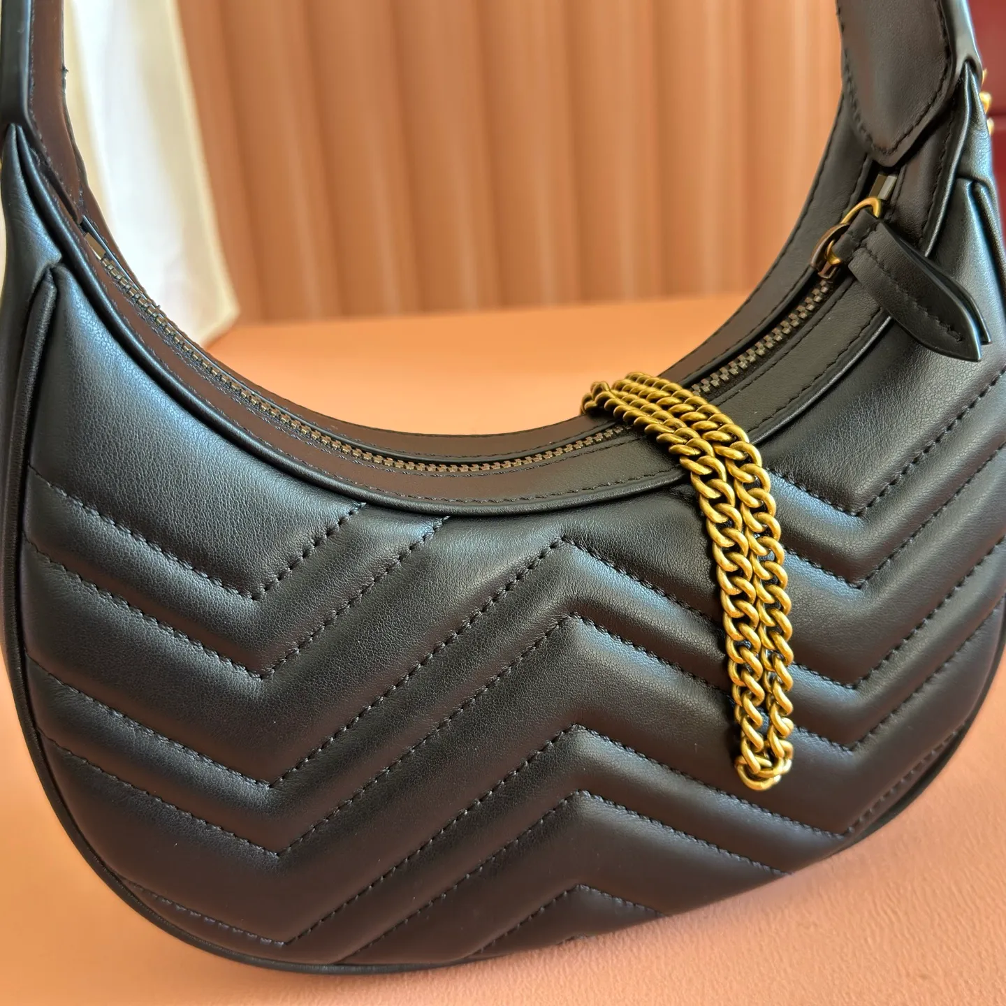 p1120. 📣📣📣【Original leather accessories🌈 Equipped with full counter packaging】🔥🔥This mini handbag adopts a crescent-shaped outline and textured black leather material, exuding a strong retro style. Retro elements are combined with archival designs or fashionable details to present a new design that transcends the limitations of time and space. The brand's deep fascination with its past is evident at every turn, and this compact accessory is no exception. Made of soft natural grained cowhide from the counter and high-end smooth shiny bronze hardware from the market. Model: 699514 Size: 21x11x5cm Color: Black
