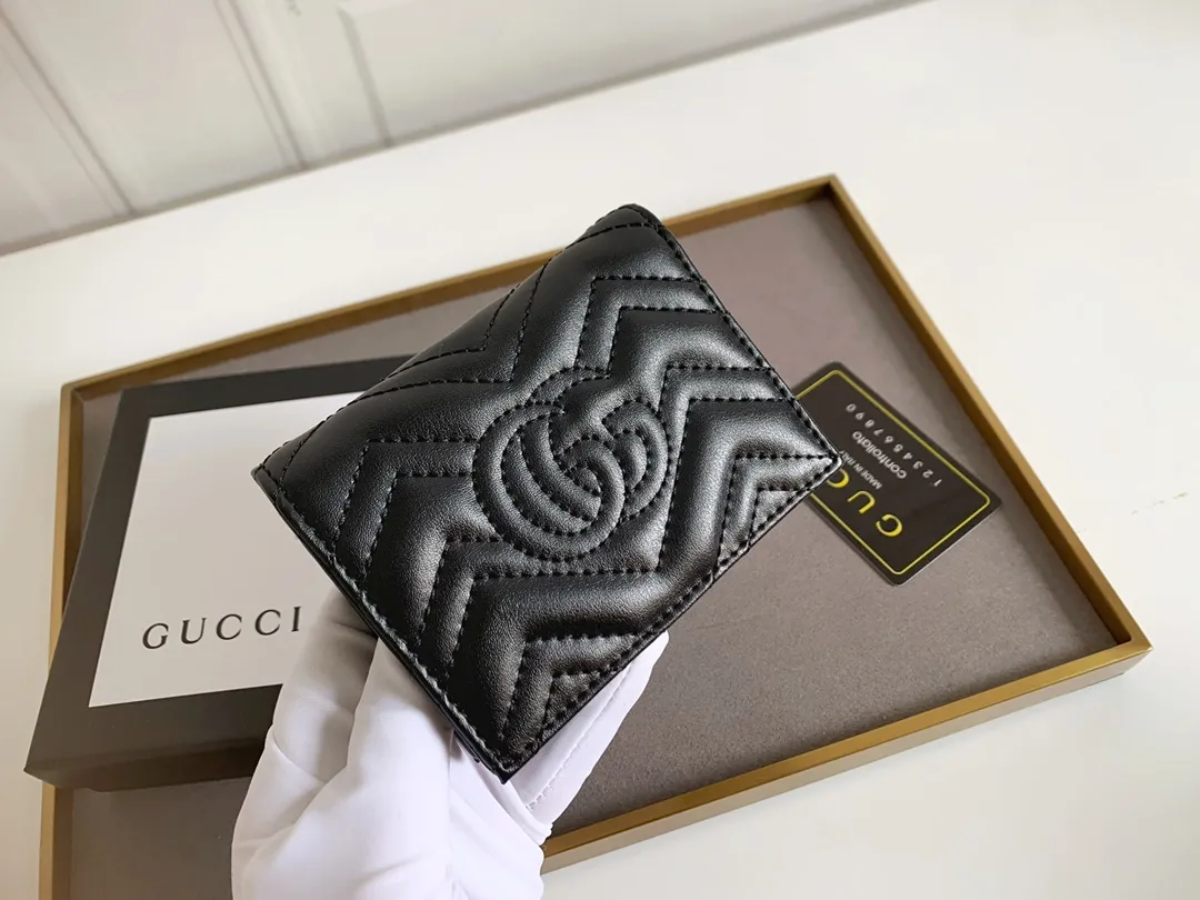 💰150 💎 Top original leather #GUCCI new model, counter quality, real shot. 2021 Early Autumn New Style🔥 GG Marmont Series❣ Flip-top card holder😘 Made of soft quilted V-shaped leather 👍 Refined with top overseas hardware😍! Model: 466492 Size: 11x8.5x3cm.