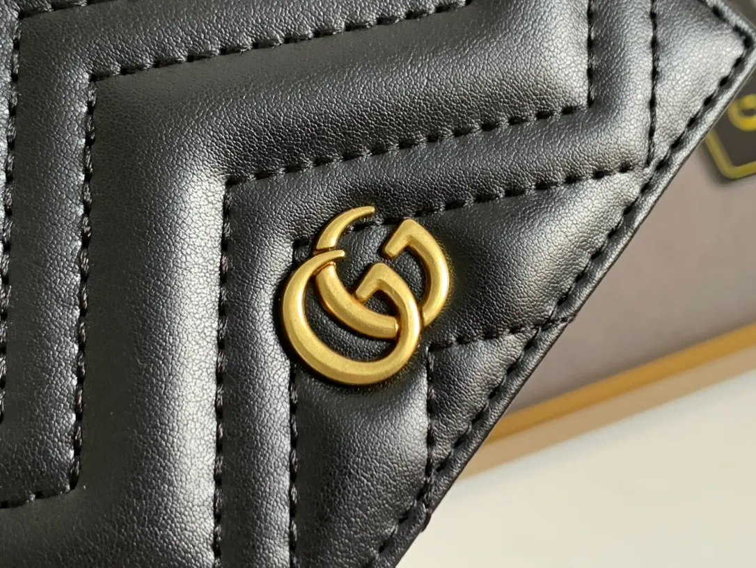💰150 💎 Top original leather #GUCCI new model, counter quality, real shot. 2021 Early Autumn New Style🔥 GG Marmont Series❣ Flip-top card holder😘 Made of soft quilted V-shaped leather 👍 Refined with top overseas hardware😍! Model: 466492 Size: 11x8.5x3cm.