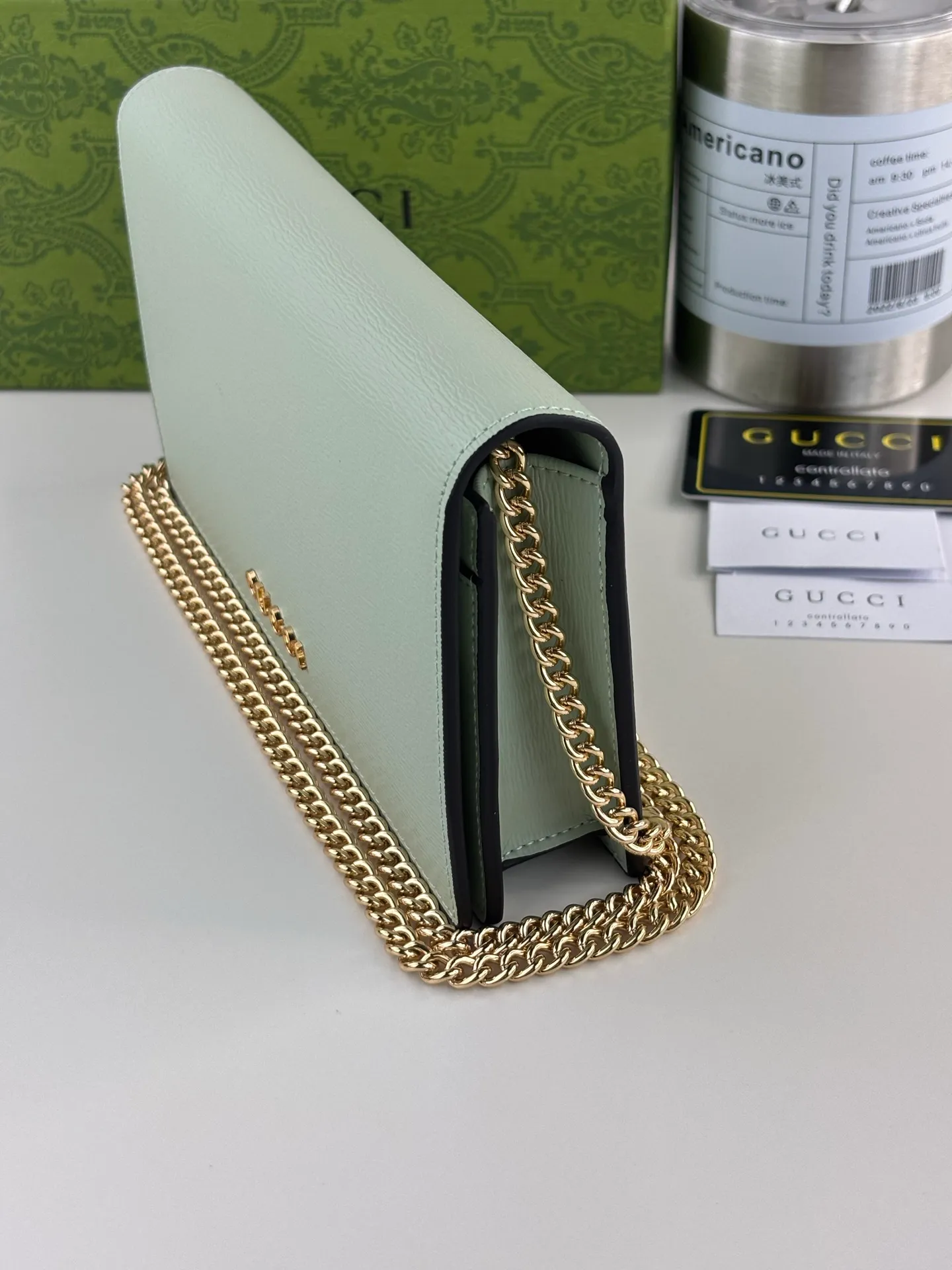 💰230 GUCCl chain wallet with handwritten Gucci logo. The small leather accessories series seamlessly integrates modern fashion elements to create ingenious items with changing styles without losing classic connotation, bringing fresh vitality to formal leather items. This chain wallet is crafted from green leather and features the Gucci logo in gold-tone script. Green leather, gold-tone hardware, taffeta lining, scripted Gucci logo detail, interior: six card compartments, one flat pocket, one zipped gusset pocket and one open compartment, chain strap, snap button closure. Style number: 772643 Size: 20cm x 12.5cm x 4cm Color: Green
