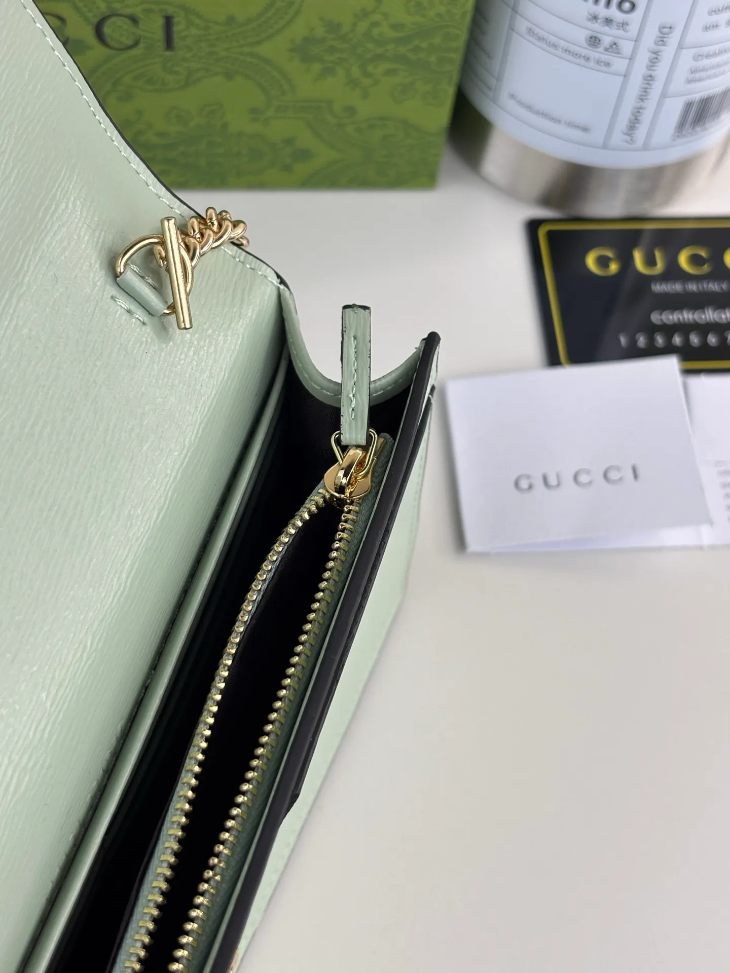 💰230 GUCCl chain wallet with handwritten Gucci logo. The small leather accessories series seamlessly integrates modern fashion elements to create ingenious items with changing styles without losing classic connotation, bringing fresh vitality to formal leather items. This chain wallet is crafted from green leather and features the Gucci logo in gold-tone script. Green leather, gold-tone hardware, taffeta lining, scripted Gucci logo detail, interior: six card compartments, one flat pocket, one zipped gusset pocket and one open compartment, chain strap, snap button closure. Style number: 772643 Size: 20cm x 12.5cm x 4cm Color: Green