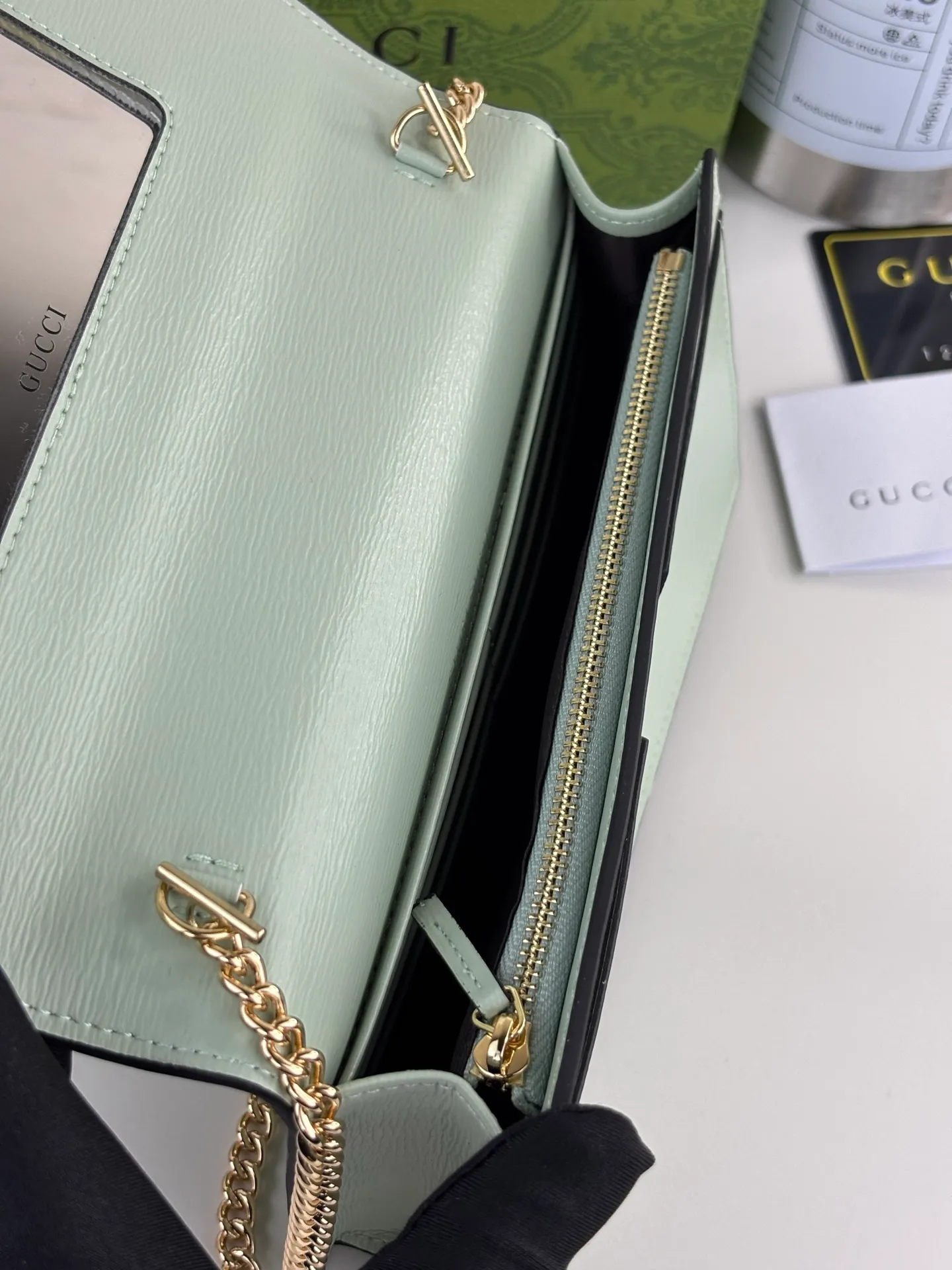 💰230 GUCCl chain wallet with handwritten Gucci logo. The small leather accessories series seamlessly integrates modern fashion elements to create ingenious items with changing styles without losing classic connotation, bringing fresh vitality to formal leather items. This chain wallet is crafted from green leather and features the Gucci logo in gold-tone script. Green leather, gold-tone hardware, taffeta lining, scripted Gucci logo detail, interior: six card compartments, one flat pocket, one zipped gusset pocket and one open compartment, chain strap, snap button closure. Style number: 772643 Size: 20cm x 12.5cm x 4cm Color: Green