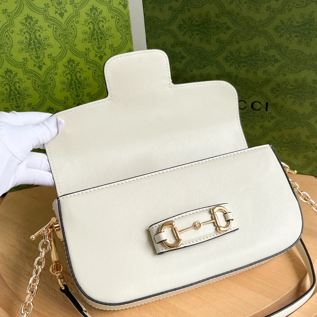 Actual shot #💰290 Style number: 735178 white leather Size: 24✖️13.5✖️7.5cm Gucci Horsebit 1955 Baguette Xiaohongshu’s new backpack has 2 shoulder straps and can be carried in the hand, cross-body or under the armpit. It is flatter and longer than the regular 1955 saddle bag. The chain is very textured. It is perfect for taking pictures when going out👍