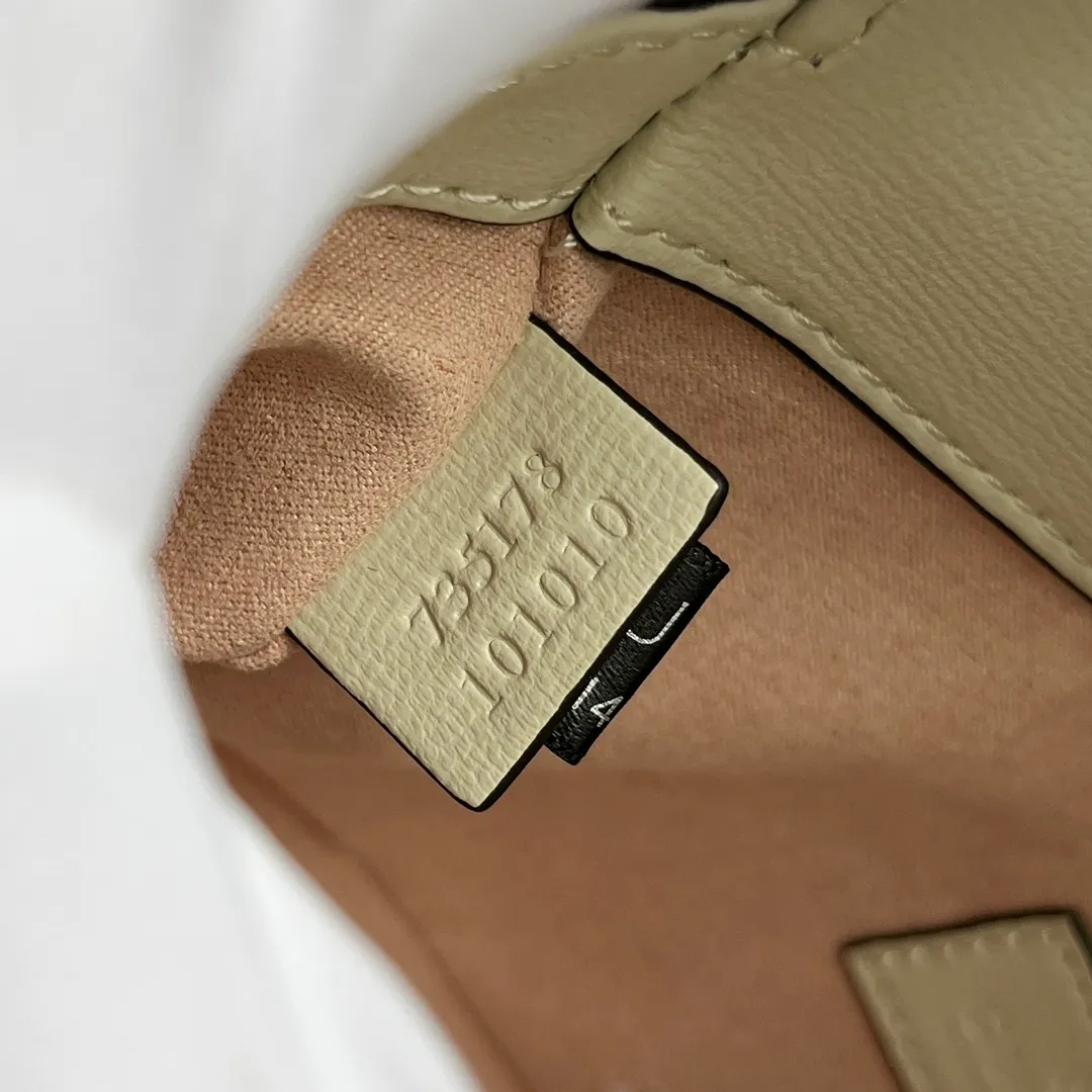 Actual shot #💰290 Style number: 735178 white leather Size: 24✖️13.5✖️7.5cm Gucci Horsebit 1955 Baguette Xiaohongshu’s new backpack has 2 shoulder straps and can be carried in the hand, cross-body or under the armpit. It is flatter and longer than the regular 1955 saddle bag. The chain is very textured. It is perfect for taking pictures when going out👍