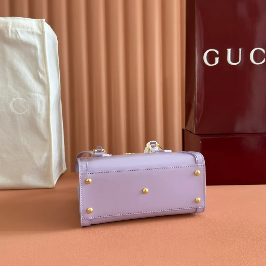 p1560. 💋💋💋【With full set of original counter packaging】【New Product】In the 2025 spring and summer series, the Gucci Diana series reinterprets classic bamboo accessories with resin and brass details. There are many ways to carry it, it can be carried cross-body or on the shoulder. Light purple glossy polished sheepskin Gold-tone hardware Bamboo shaped resin and brass handles Light purple sheepskin lining Double G Interior: One open pocket 8 cm high Removable and adjustable sheepskin shoulder strap (48 to 55 cm high); length adjustable from 93 to 109 cm Ident.: 832936. Dimensions: 20cm (width) x 16cm (height) x 10cm (depth) Weight: approx. 0.95kg Color: light purple full leather. Made in Italy